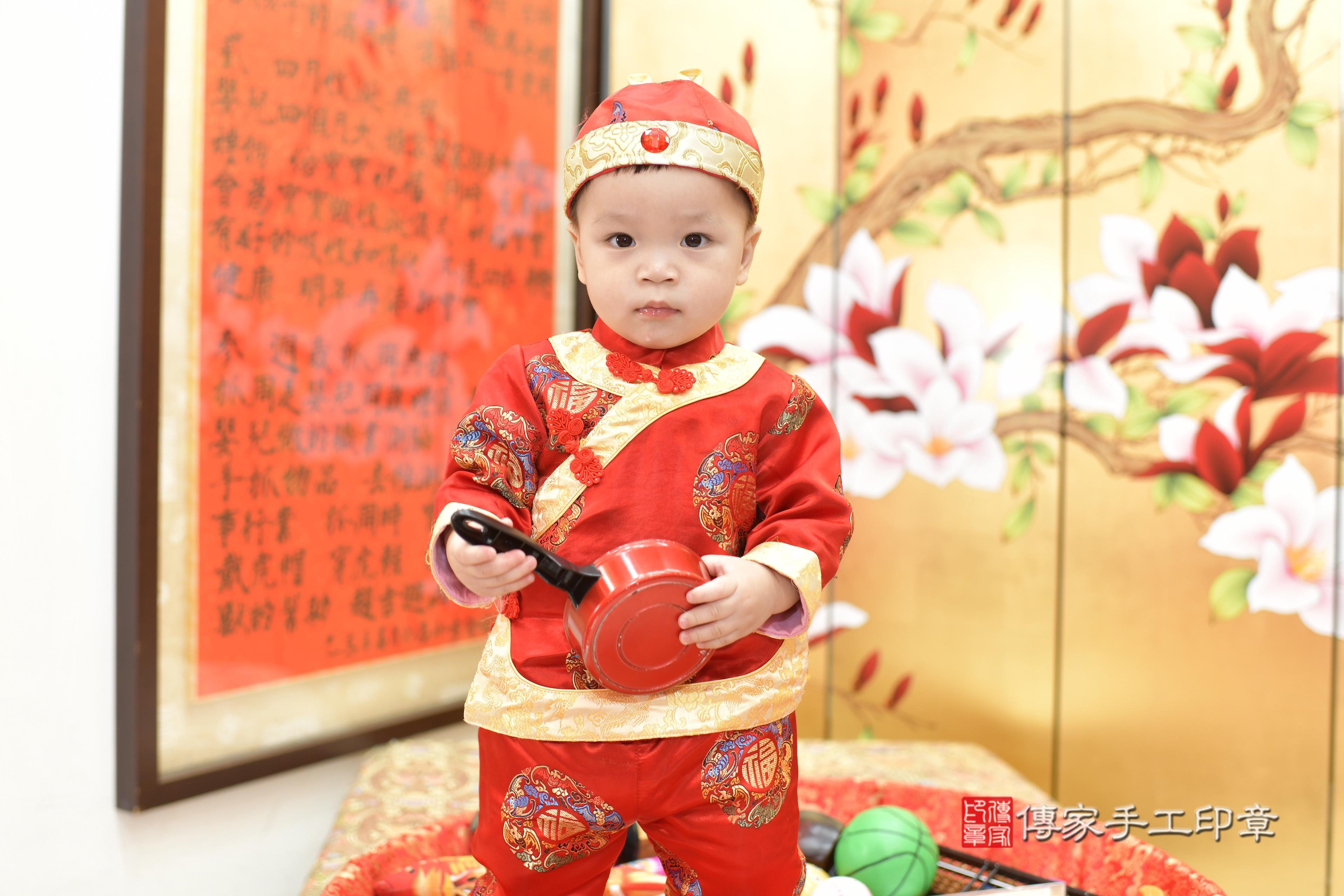 傳家手工印章新竹店、抓周、度脺、美式風會場、傳家嬰兒古禮、吉祥話、抓周道具物品24種、拍照。抓周證書。寶寶抓周、滿周歲、生日快樂、祝福