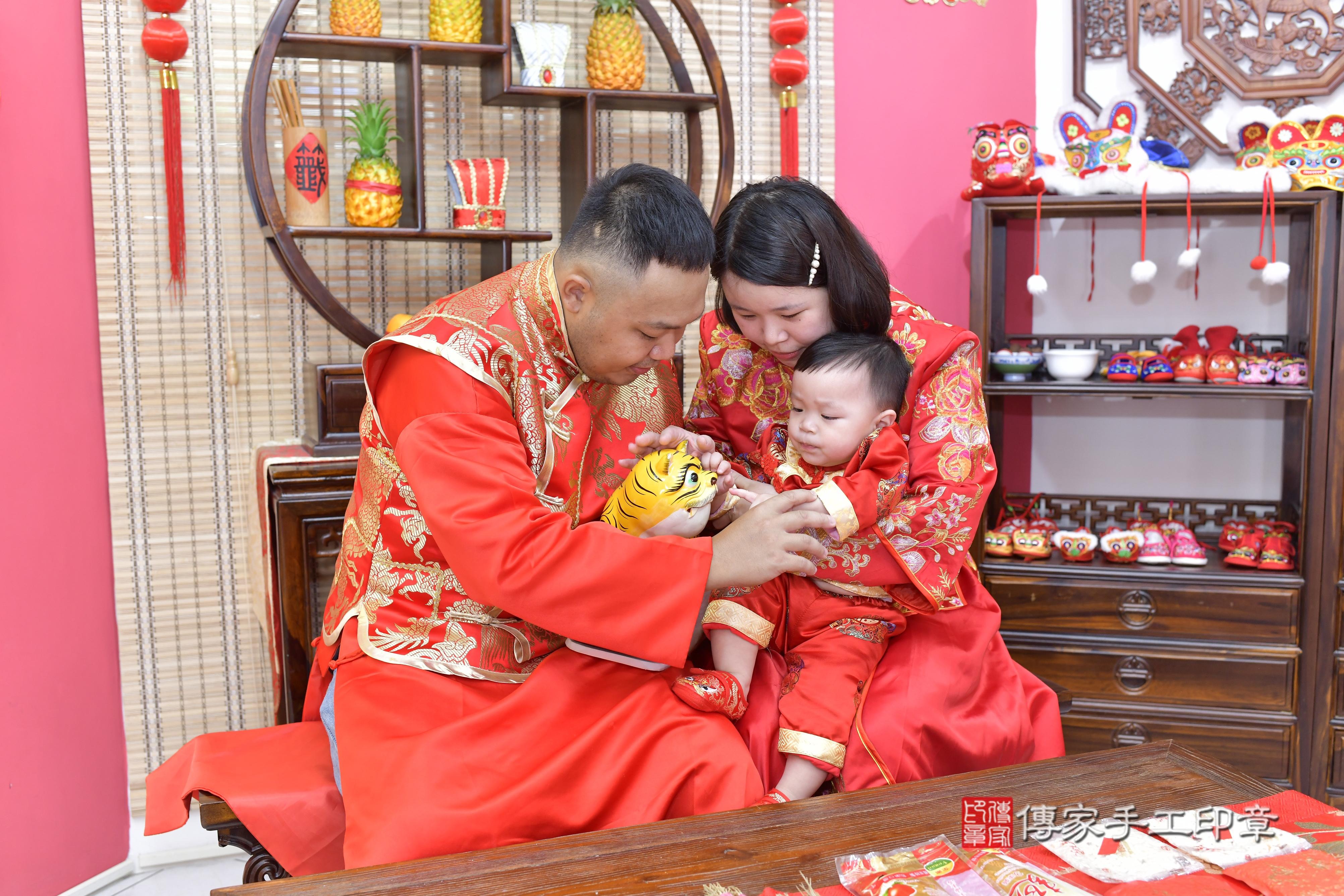 傳家手工印章新竹店、抓周、度脺、美式風會場、傳家嬰兒古禮、吉祥話、抓周道具物品24種、拍照。抓周證書。寶寶抓周、滿周歲、生日快樂、祝福