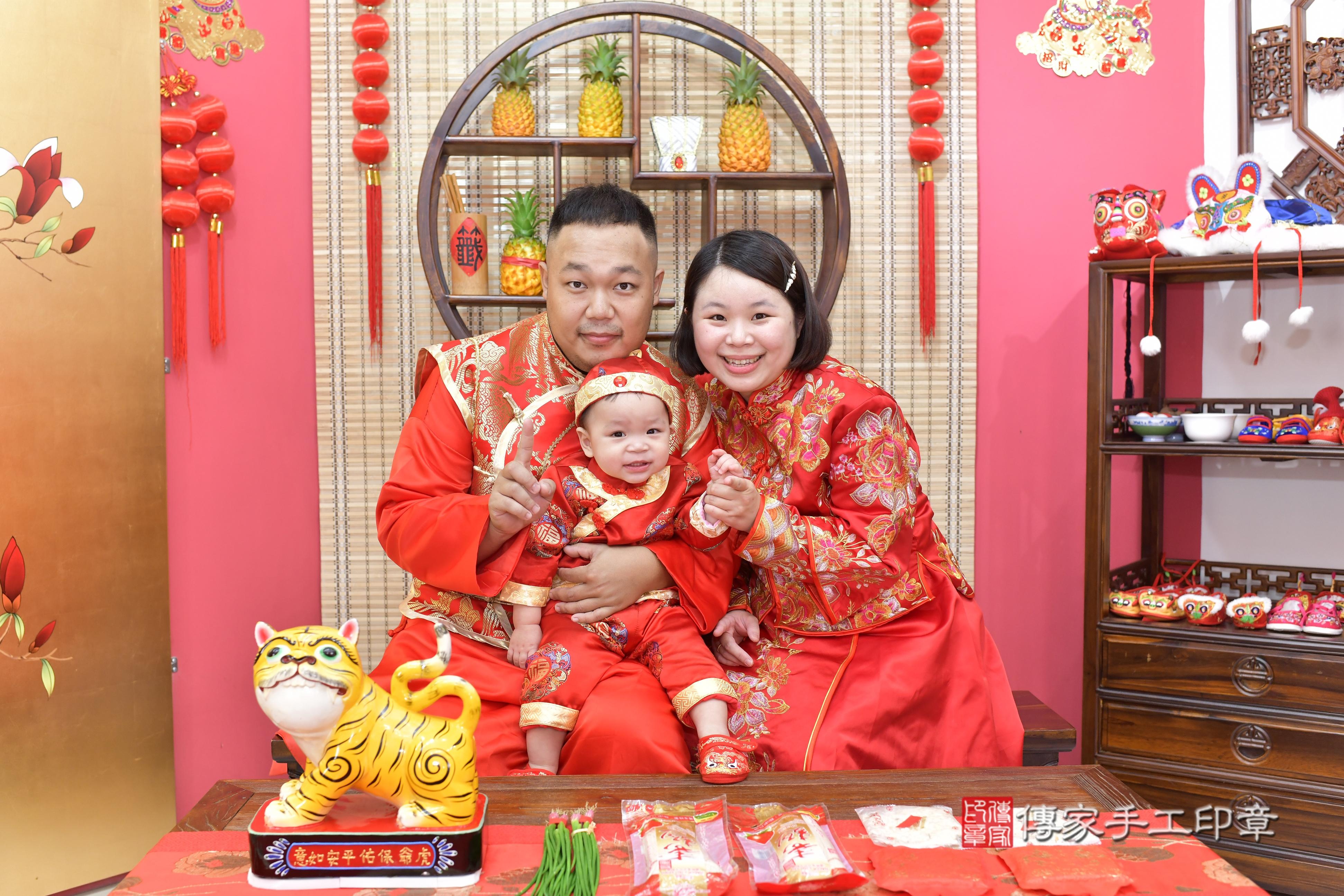 傳家手工印章新竹店、抓周、度脺、美式風會場、傳家嬰兒古禮、吉祥話、抓周道具物品24種、拍照。抓周證書。寶寶抓周、滿周歲、生日快樂、祝福