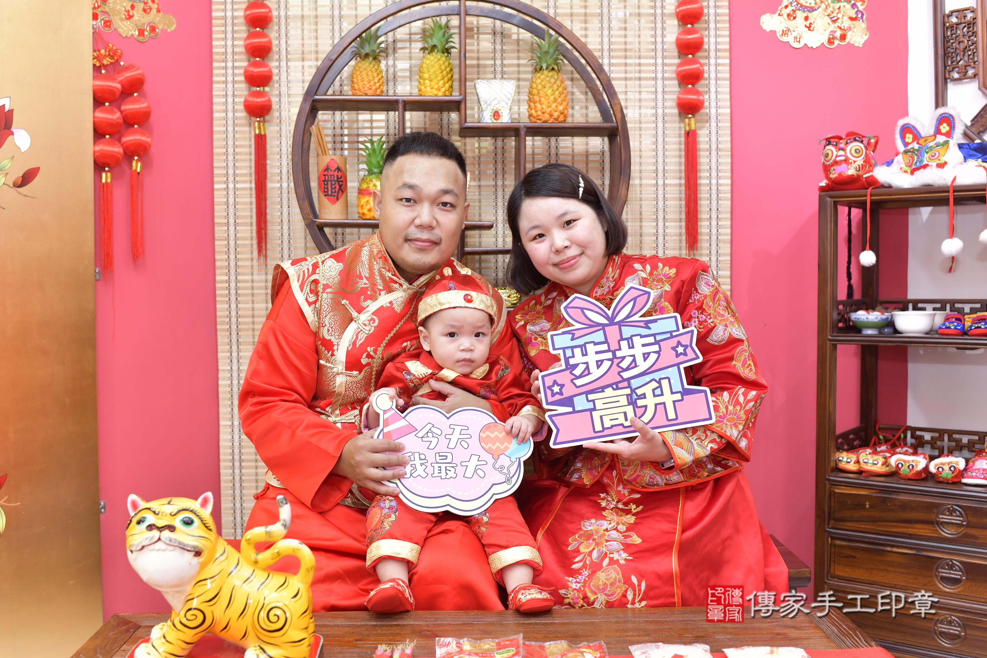 傳家手工印章新竹店、抓周、度脺、美式風會場、傳家嬰兒古禮、吉祥話、抓周道具物品24種、拍照。抓周證書。寶寶抓周、滿周歲、生日快樂、祝福