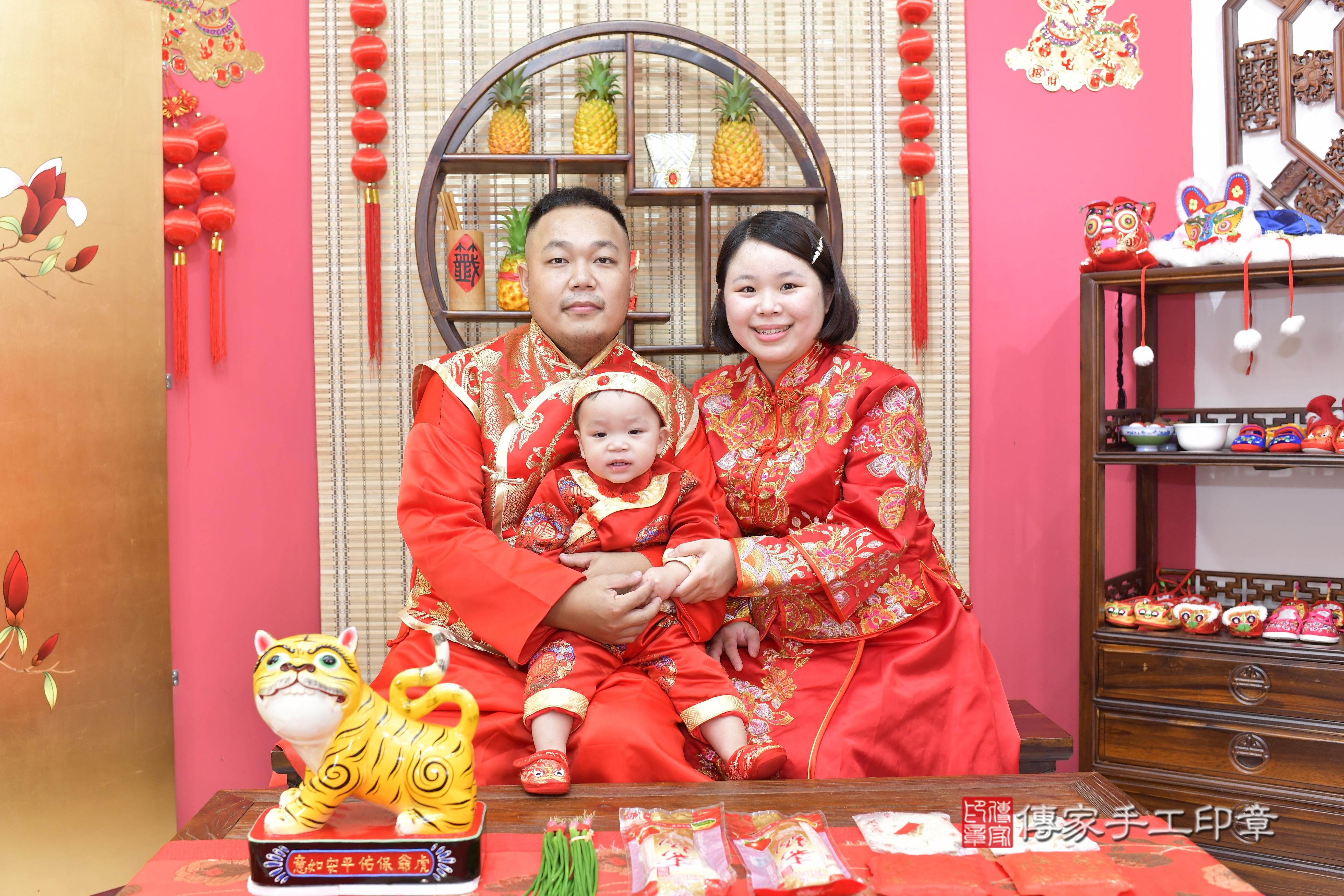 傳家手工印章新竹店、抓周、度脺、美式風會場、傳家嬰兒古禮、吉祥話、抓周道具物品24種、拍照。抓周證書。寶寶抓周、滿周歲、生日快樂、祝福