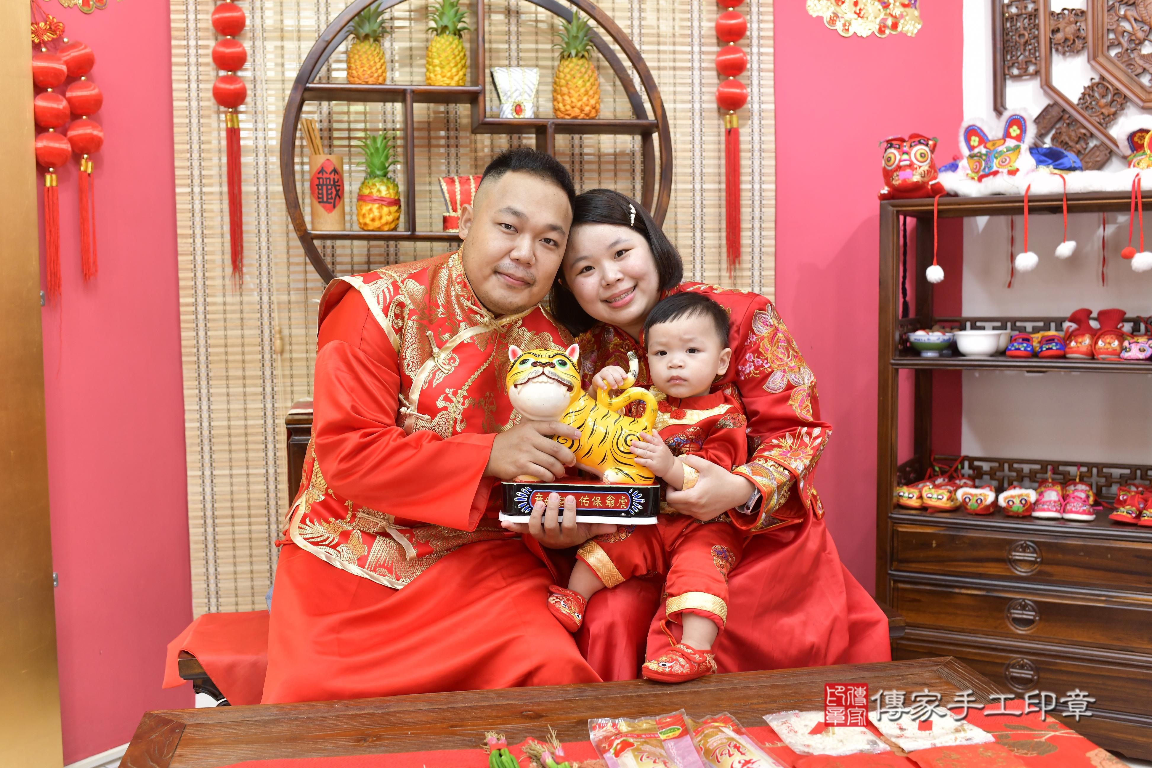 傳家手工印章新竹店、抓周、度脺、美式風會場、傳家嬰兒古禮、吉祥話、抓周道具物品24種、拍照。抓周證書。寶寶抓周、滿周歲、生日快樂、祝福