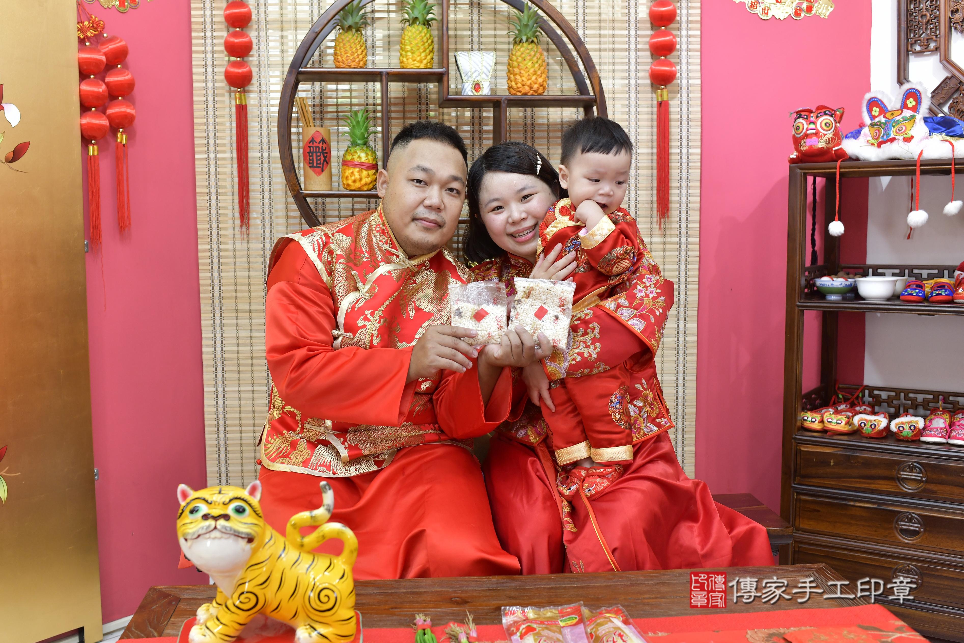 傳家手工印章新竹店、抓周、度脺、美式風會場、傳家嬰兒古禮、吉祥話、抓周道具物品24種、拍照。抓周證書。寶寶抓周、滿周歲、生日快樂、祝福