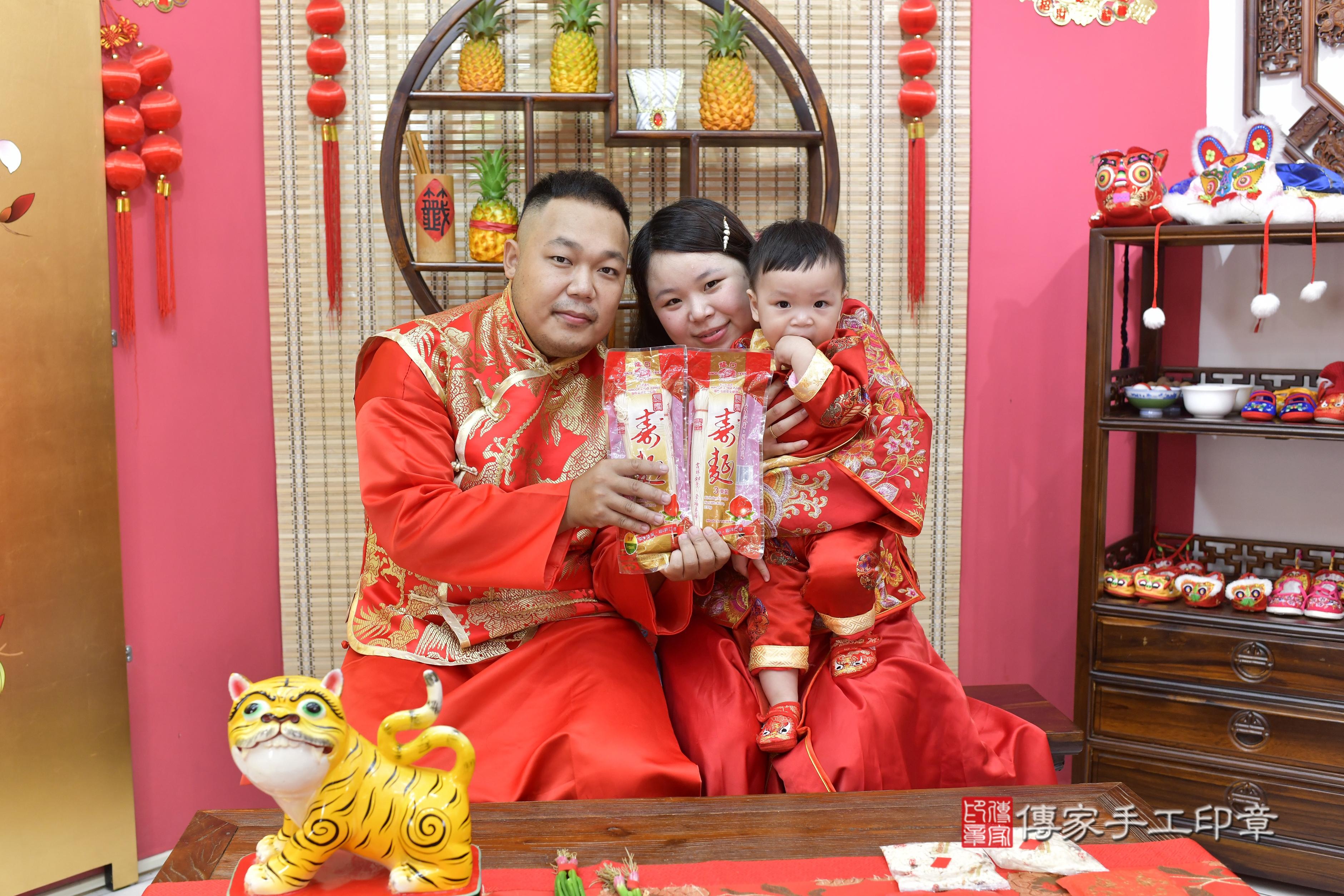 傳家手工印章新竹店、抓周、度脺、美式風會場、傳家嬰兒古禮、吉祥話、抓周道具物品24種、拍照。抓周證書。寶寶抓周、滿周歲、生日快樂、祝福