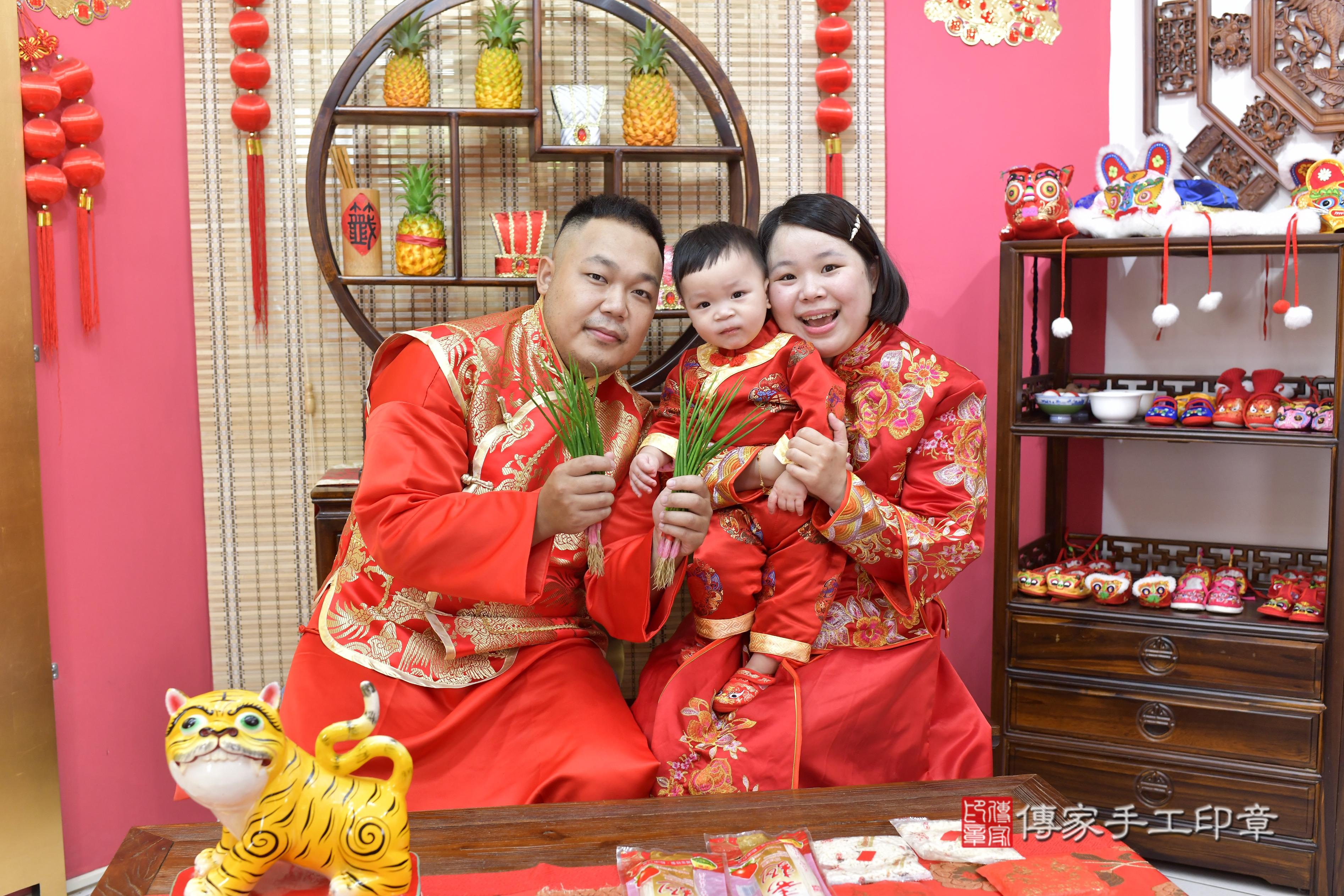傳家手工印章新竹店、抓周、度脺、美式風會場、傳家嬰兒古禮、吉祥話、抓周道具物品24種、拍照。抓周證書。寶寶抓周、滿周歲、生日快樂、祝福
