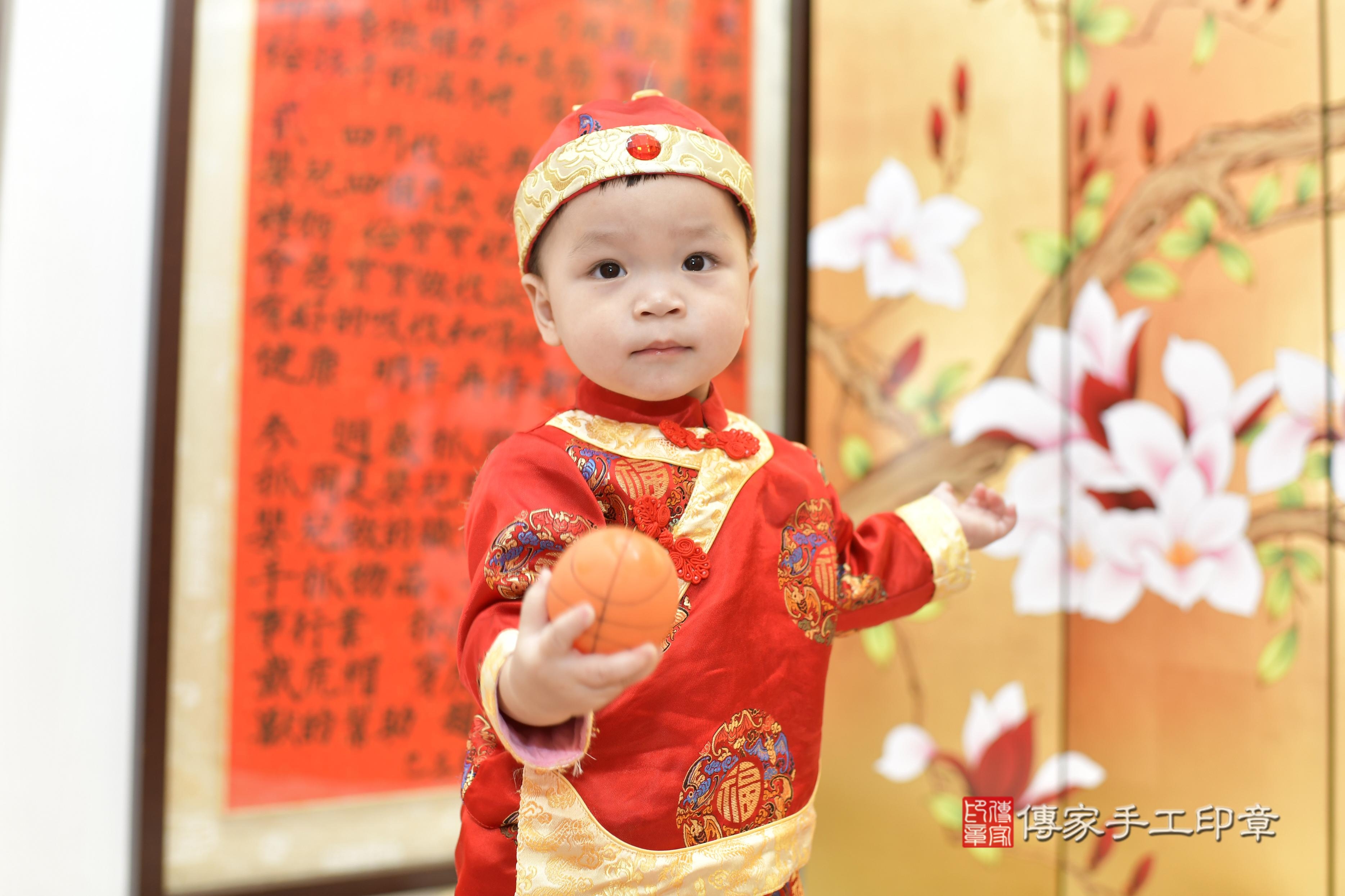 傳家手工印章新竹店、抓周、度脺、美式風會場、傳家嬰兒古禮、吉祥話、抓周道具物品24種、拍照。抓周證書。寶寶抓周、滿周歲、生日快樂、祝福