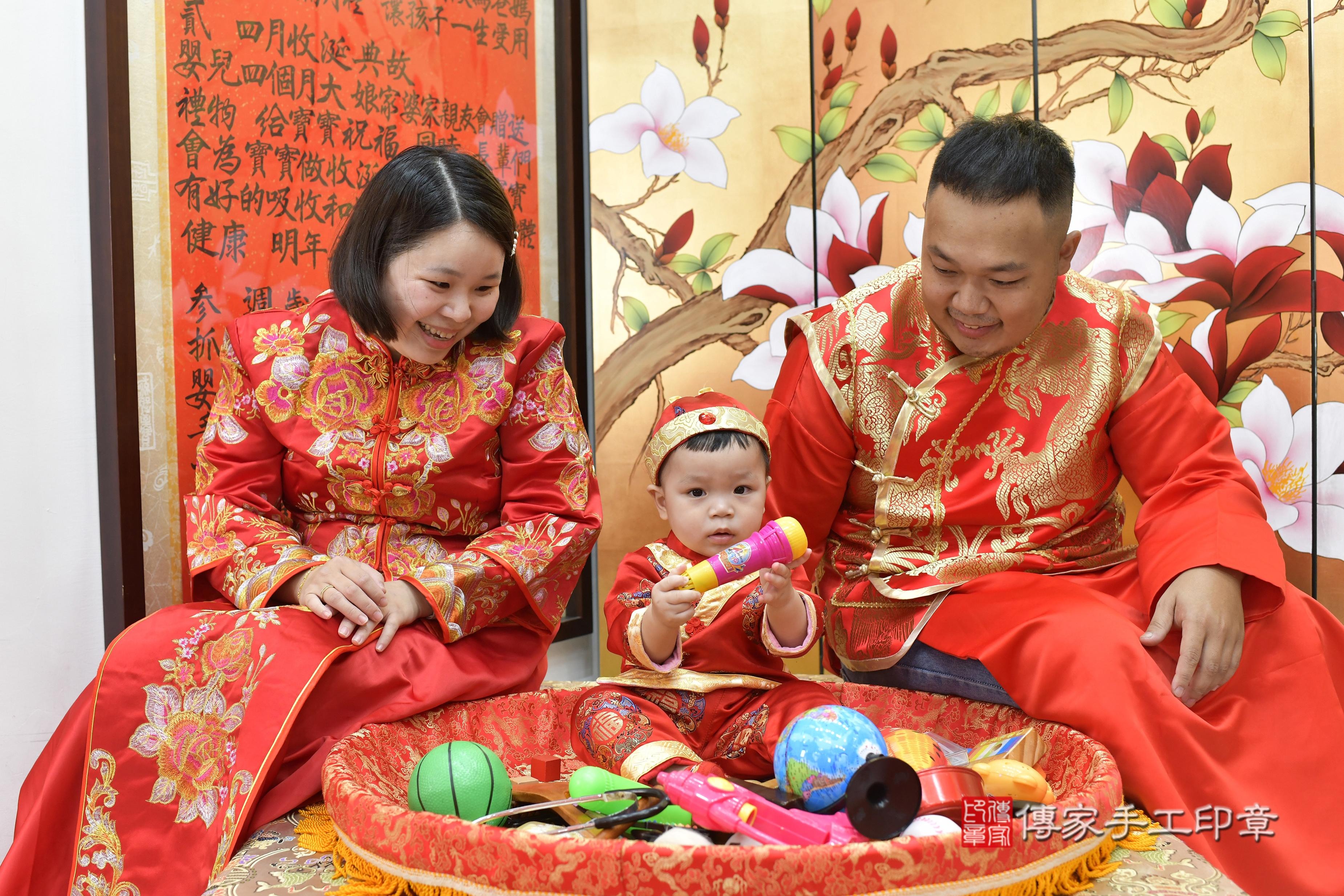 傳家手工印章新竹店、抓周、度脺、美式風會場、傳家嬰兒古禮、吉祥話、抓周道具物品24種、拍照。抓周證書。寶寶抓周、滿周歲、生日快樂、祝福