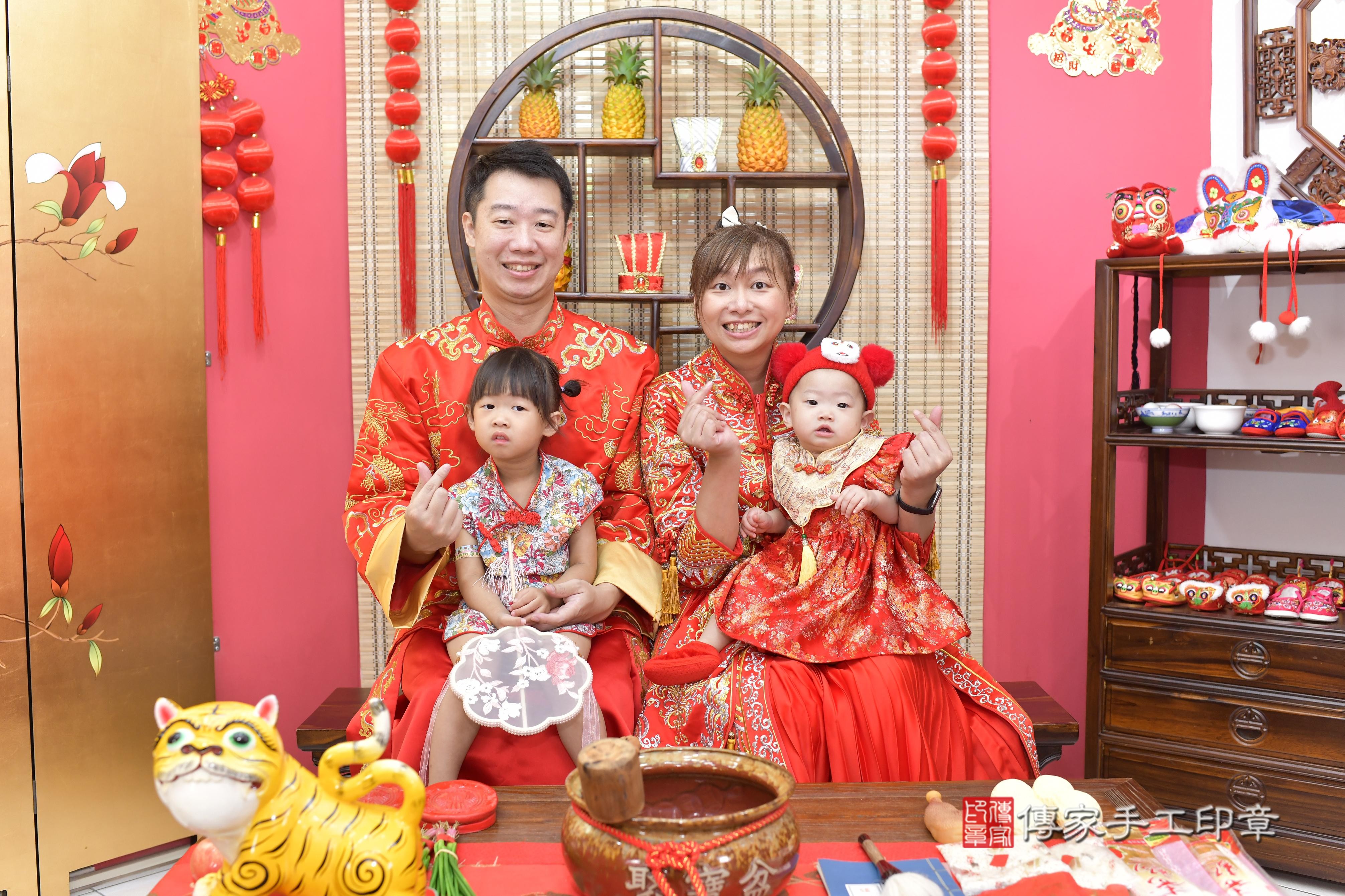 傳家手工印章新竹店、抓周、度脺、美式風會場、傳家嬰兒古禮、吉祥話、抓周道具物品24種、拍照。抓周證書。寶寶抓周、滿周歲、生日快樂、祝福