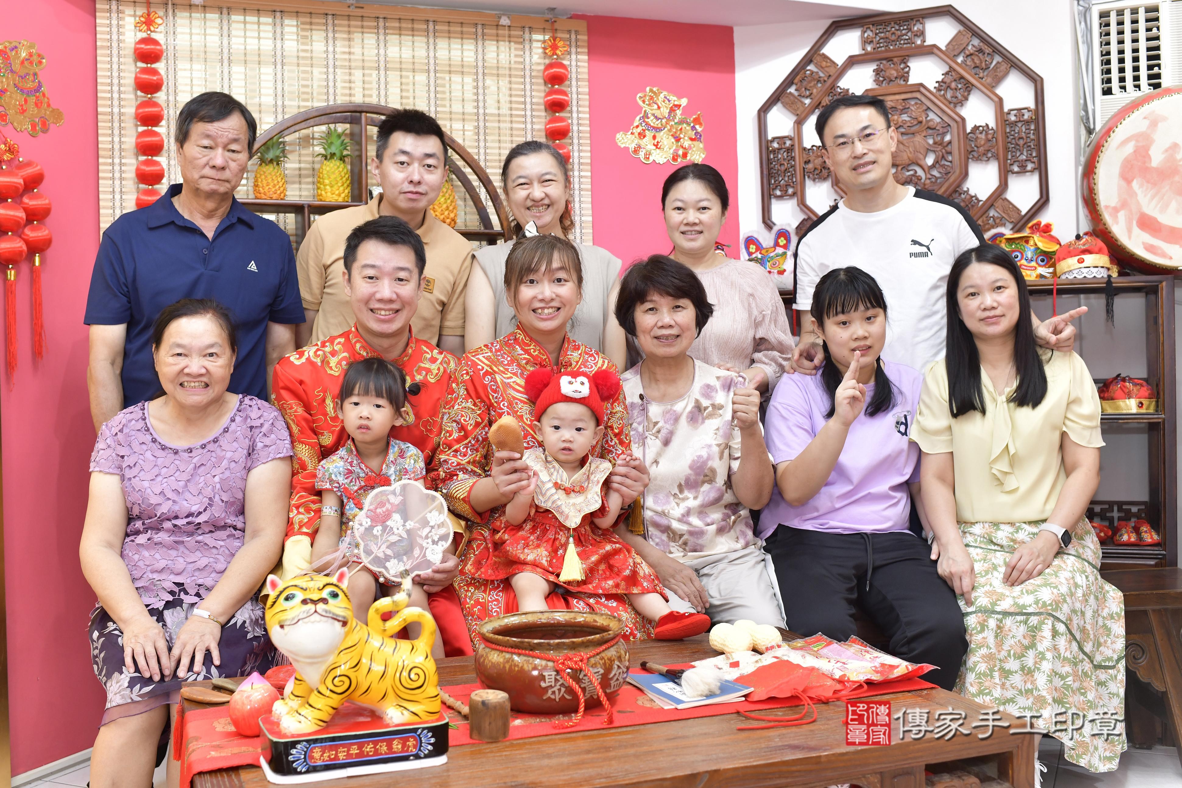 傳家手工印章新竹店、抓周、度脺、美式風會場、傳家嬰兒古禮、吉祥話、抓周道具物品24種、拍照。抓周證書。寶寶抓周、滿周歲、生日快樂、祝福