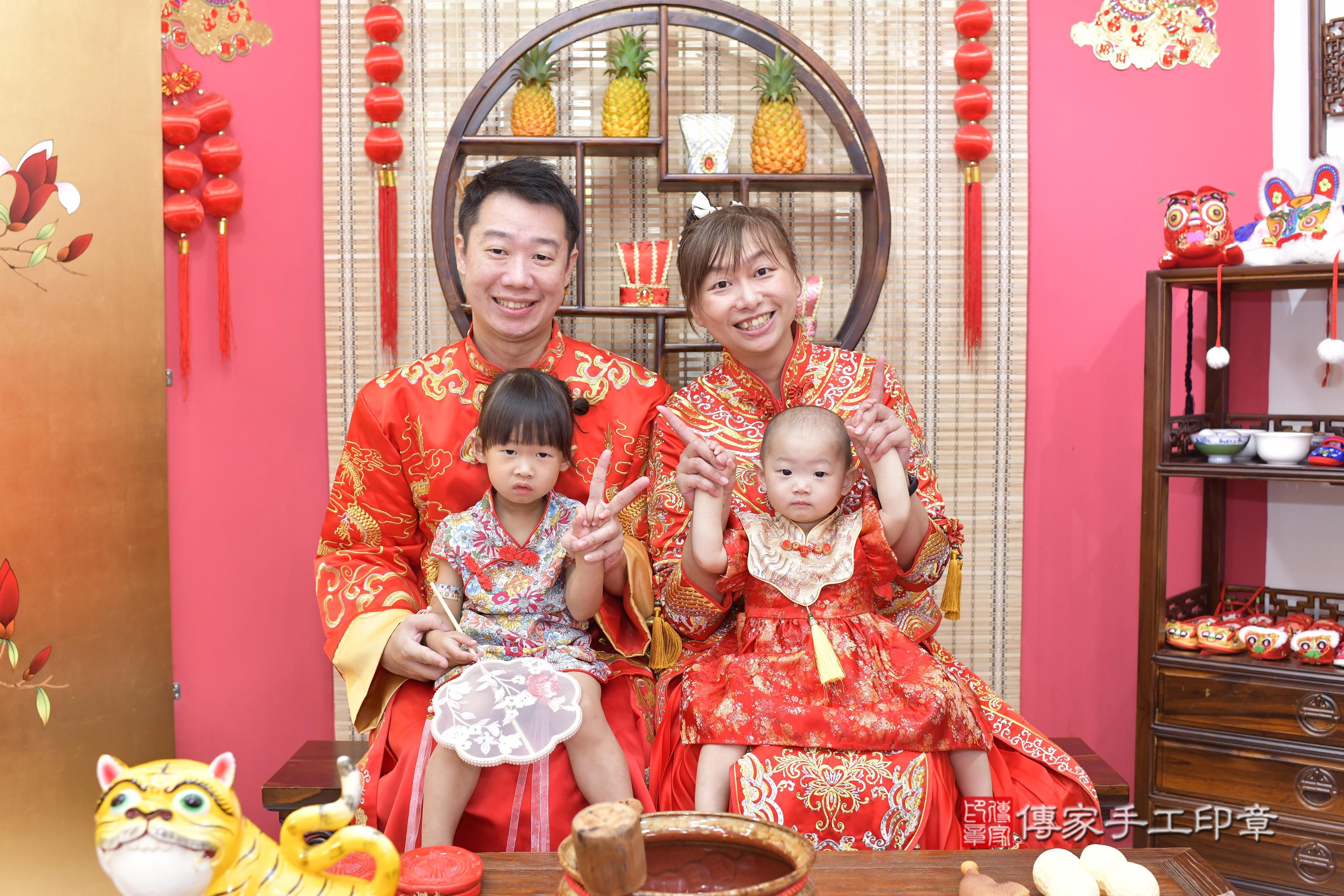 傳家手工印章新竹店、抓周、度脺、美式風會場、傳家嬰兒古禮、吉祥話、抓周道具物品24種、拍照。抓周證書。寶寶抓周、滿周歲、生日快樂、祝福