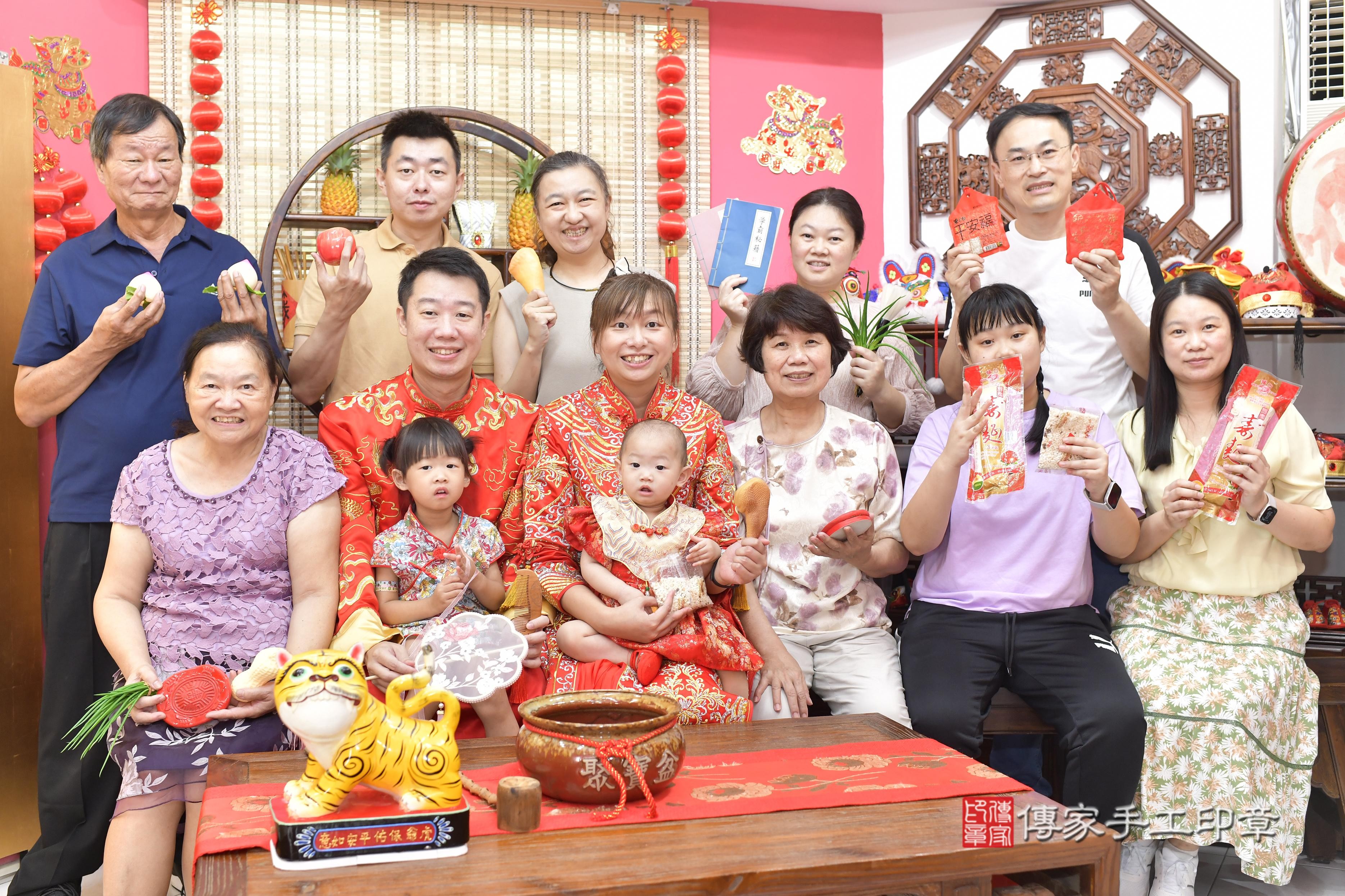 傳家手工印章新竹店、抓周、度脺、美式風會場、傳家嬰兒古禮、吉祥話、抓周道具物品24種、拍照。抓周證書。寶寶抓周、滿周歲、生日快樂、祝福