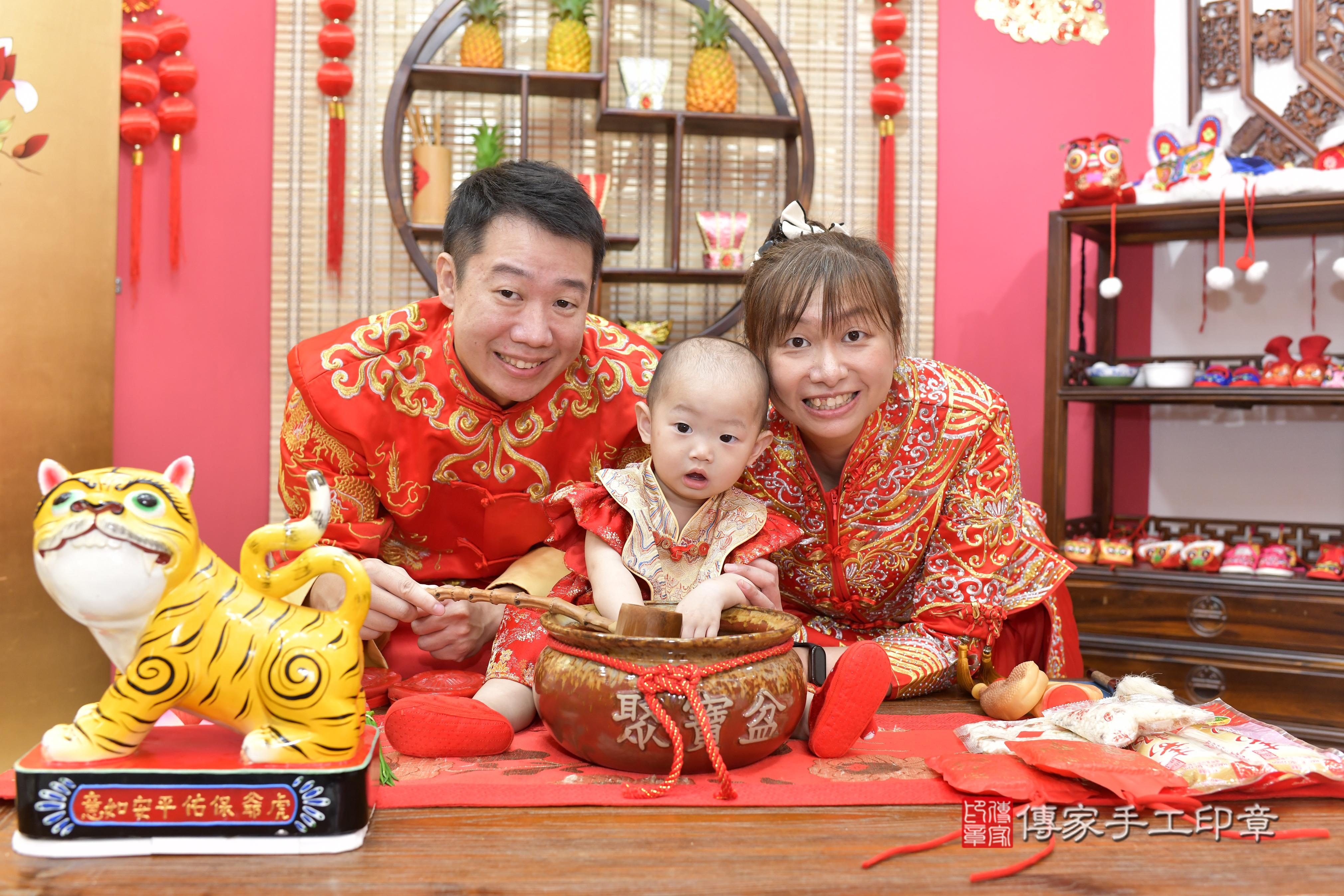 傳家手工印章新竹店、抓周、度脺、美式風會場、傳家嬰兒古禮、吉祥話、抓周道具物品24種、拍照。抓周證書。寶寶抓周、滿周歲、生日快樂、祝福