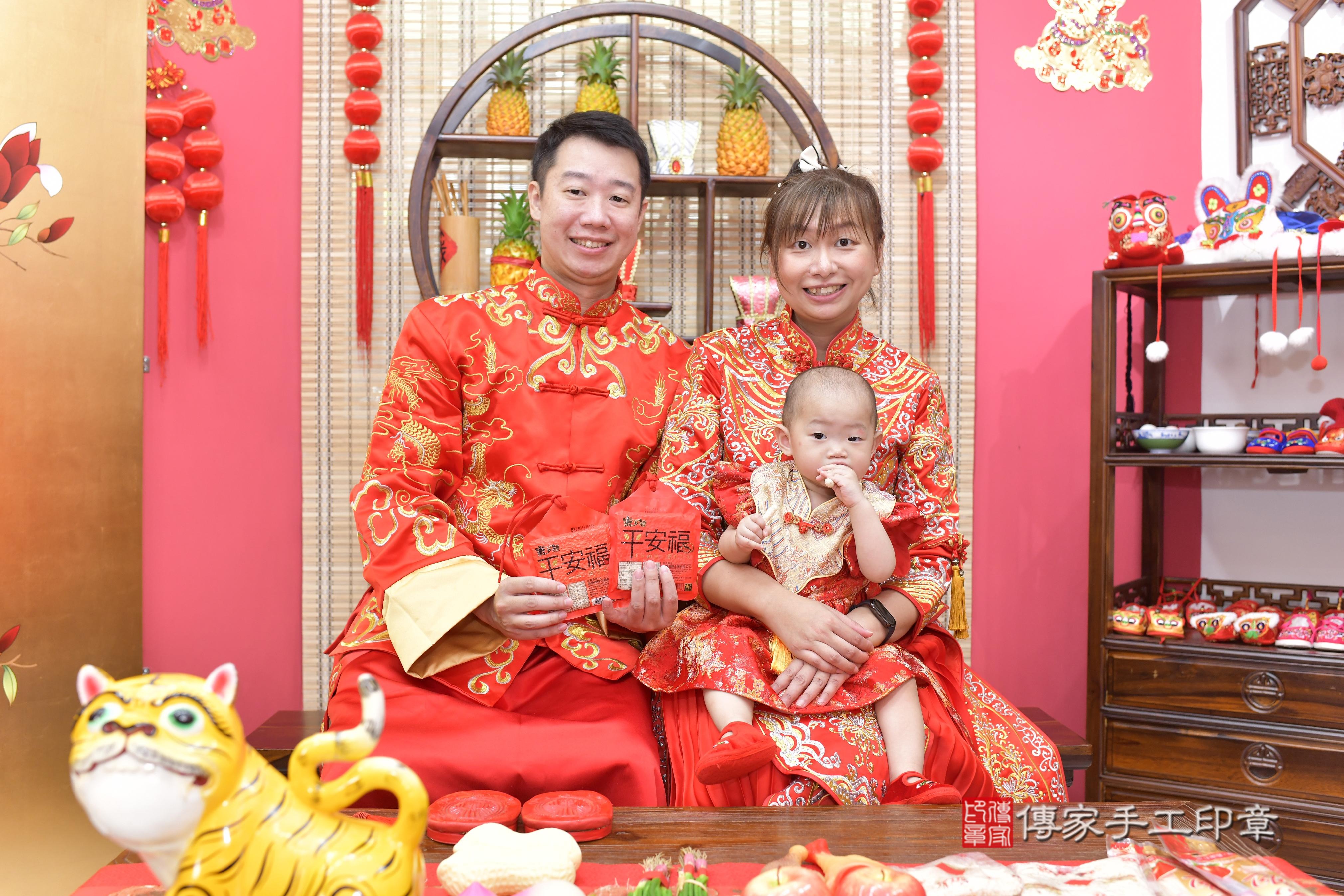 傳家手工印章新竹店、抓周、度脺、美式風會場、傳家嬰兒古禮、吉祥話、抓周道具物品24種、拍照。抓周證書。寶寶抓周、滿周歲、生日快樂、祝福