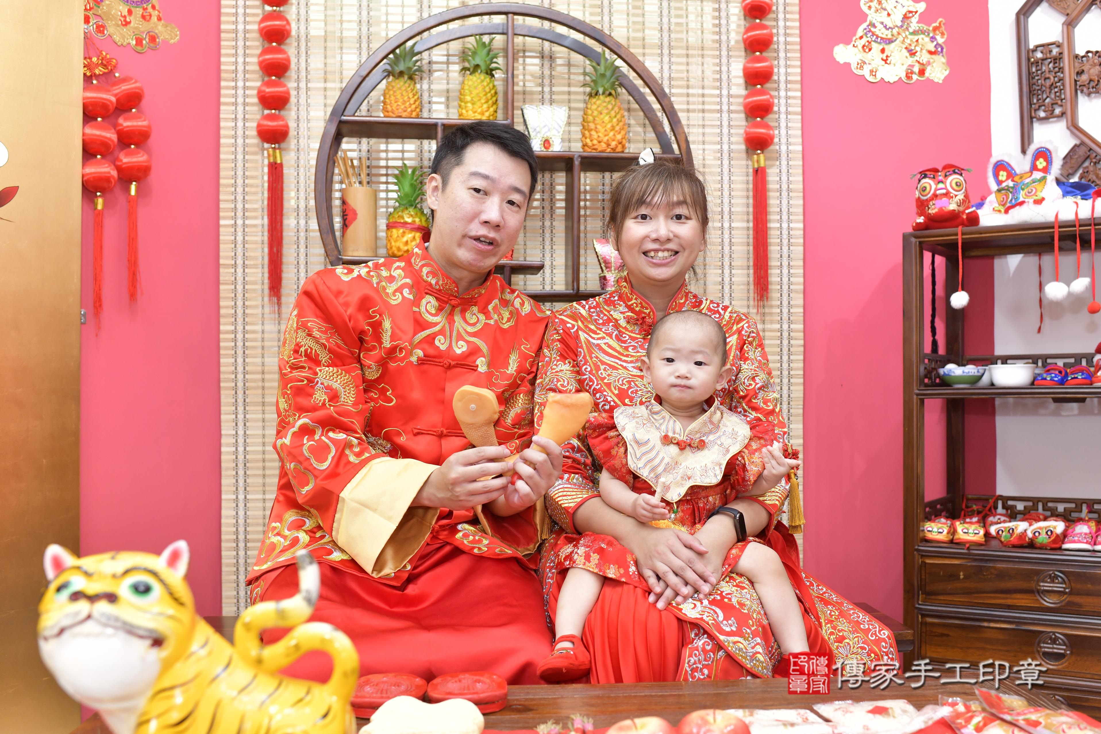 傳家手工印章新竹店、抓周、度脺、美式風會場、傳家嬰兒古禮、吉祥話、抓周道具物品24種、拍照。抓周證書。寶寶抓周、滿周歲、生日快樂、祝福