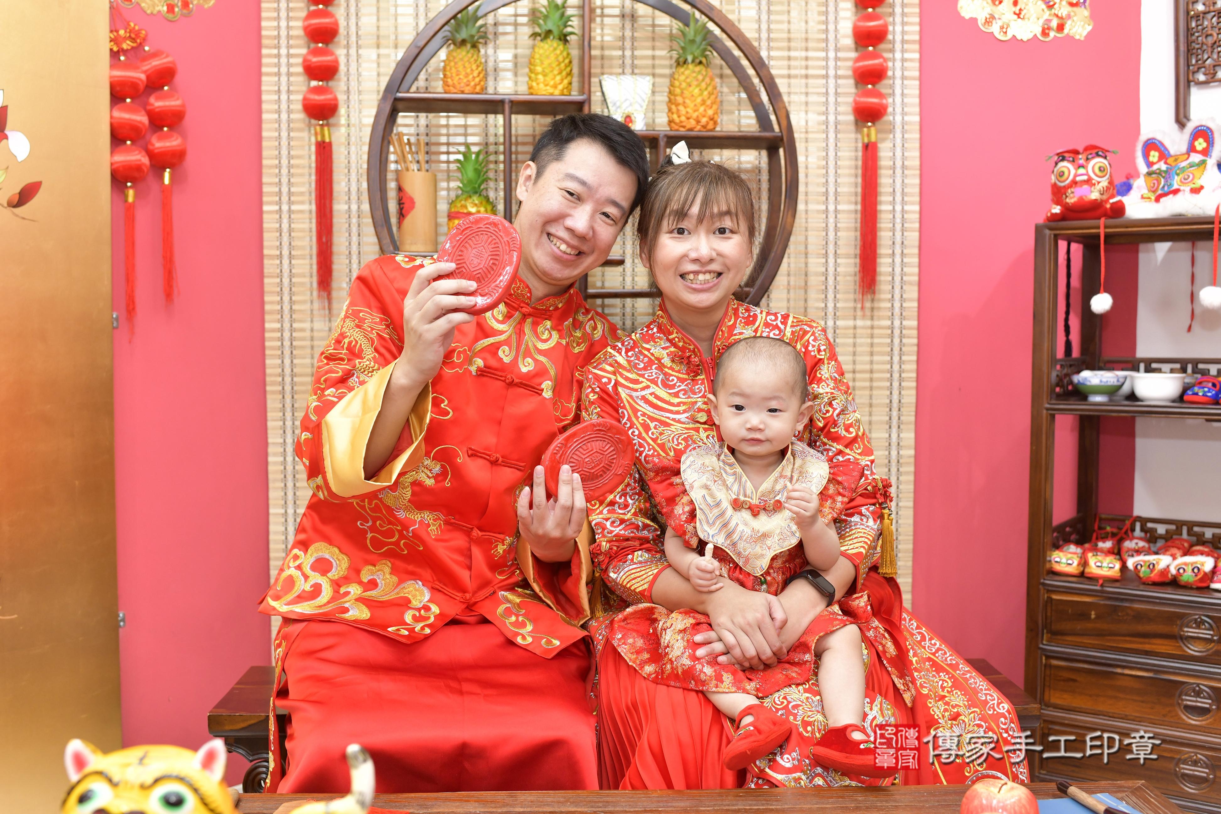 傳家手工印章新竹店、抓周、度脺、美式風會場、傳家嬰兒古禮、吉祥話、抓周道具物品24種、拍照。抓周證書。寶寶抓周、滿周歲、生日快樂、祝福