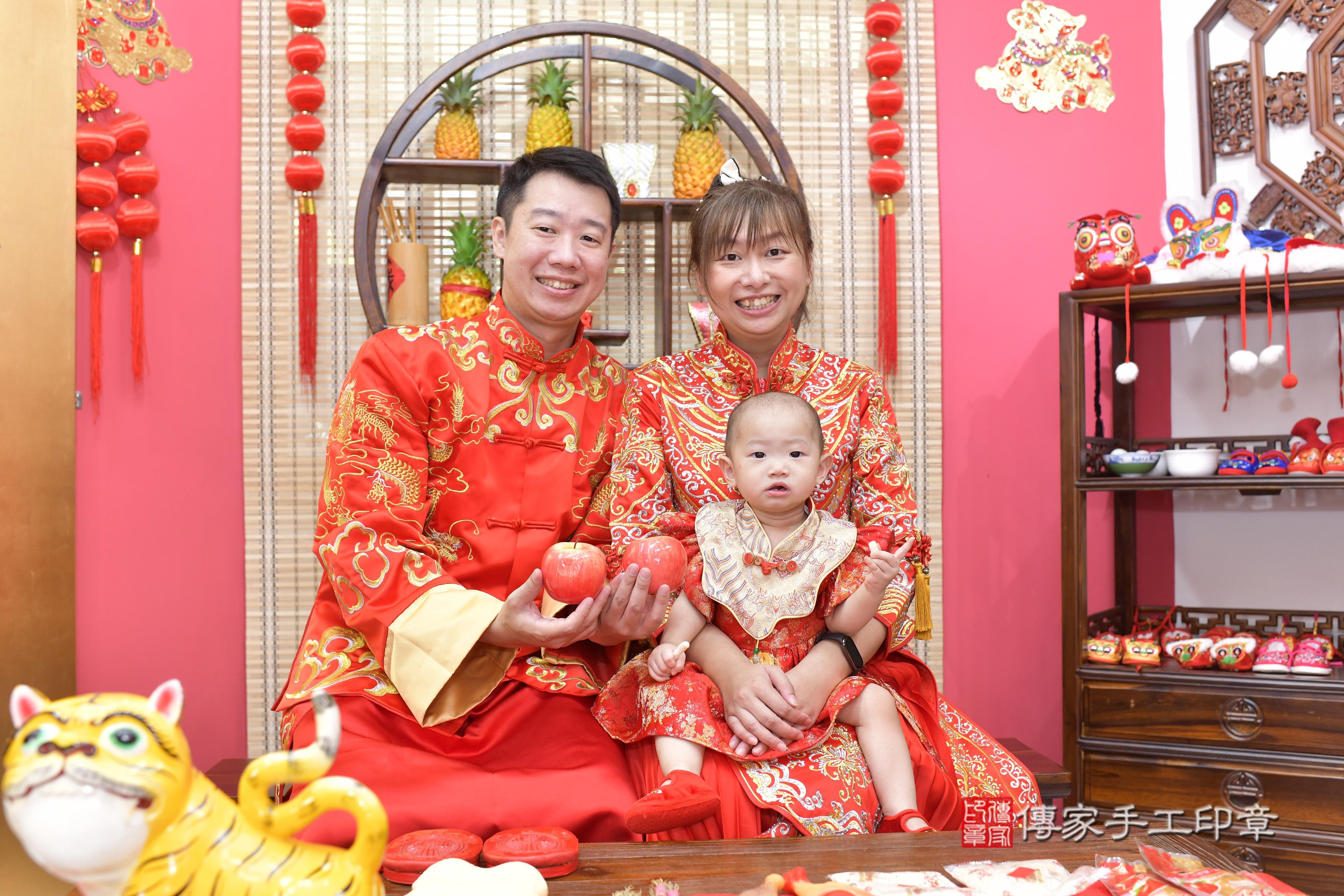 傳家手工印章新竹店、抓周、度脺、美式風會場、傳家嬰兒古禮、吉祥話、抓周道具物品24種、拍照。抓周證書。寶寶抓周、滿周歲、生日快樂、祝福