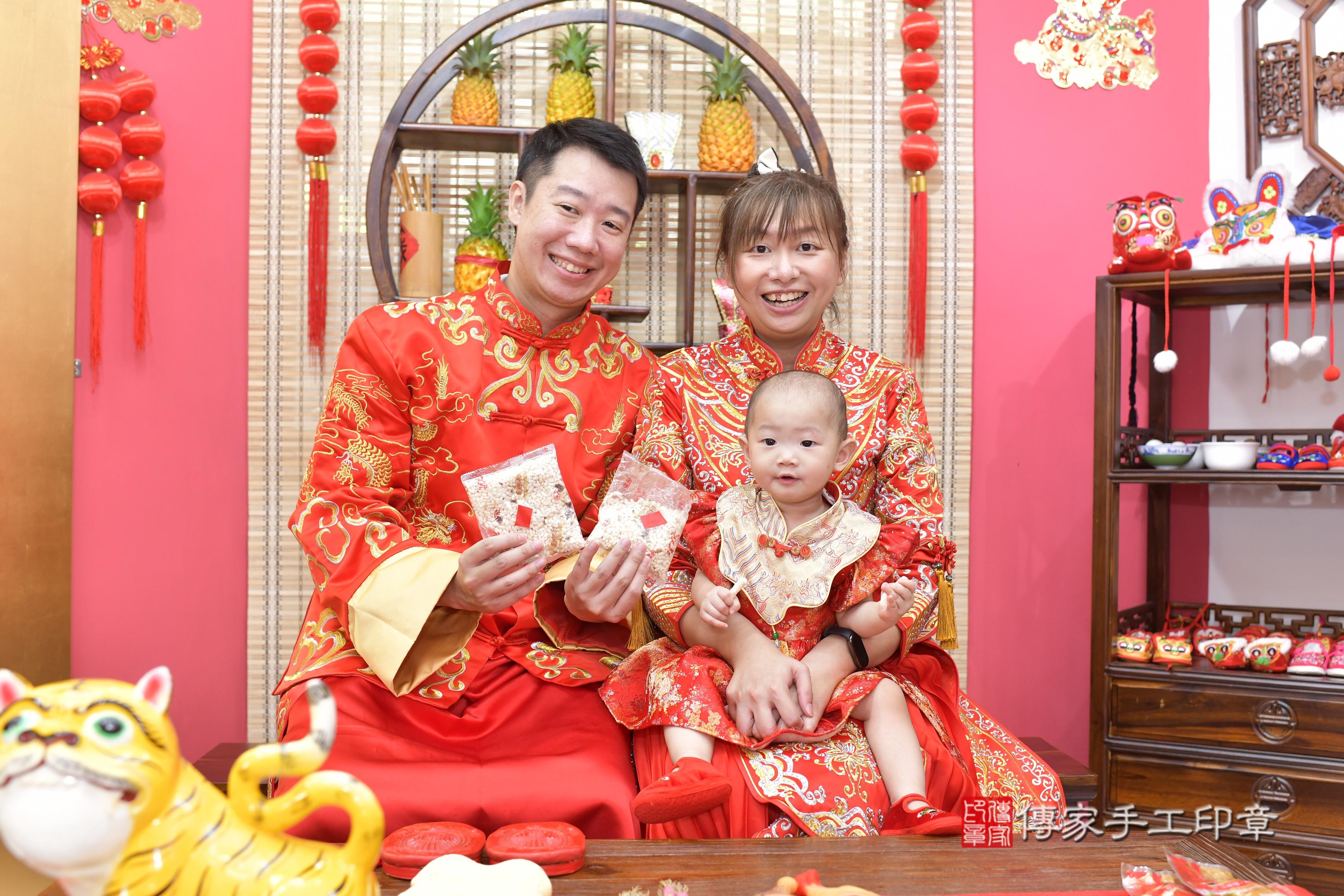 傳家手工印章新竹店、抓周、度脺、美式風會場、傳家嬰兒古禮、吉祥話、抓周道具物品24種、拍照。抓周證書。寶寶抓周、滿周歲、生日快樂、祝福