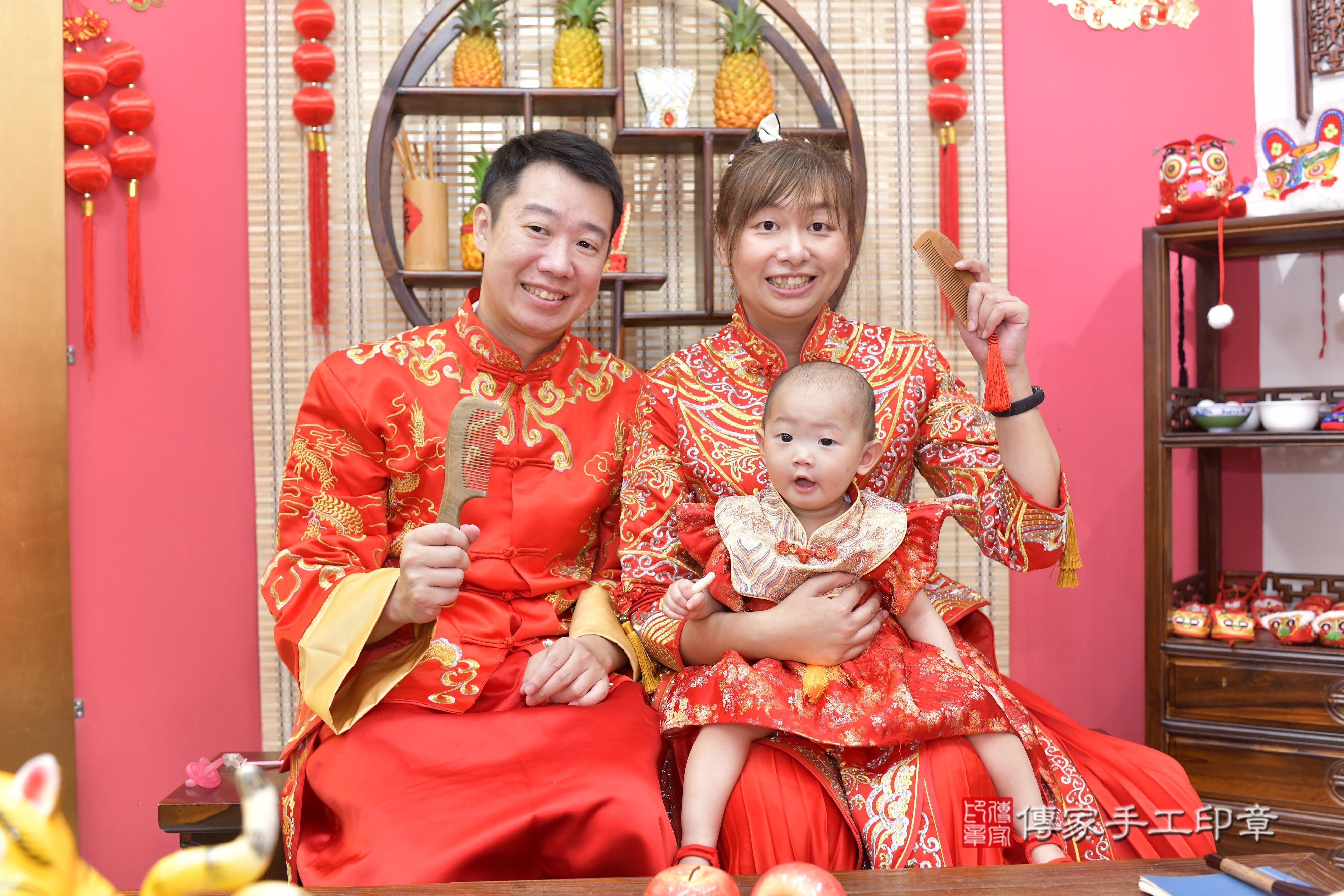 傳家手工印章新竹店、抓周、度脺、美式風會場、傳家嬰兒古禮、吉祥話、抓周道具物品24種、拍照。抓周證書。寶寶抓周、滿周歲、生日快樂、祝福