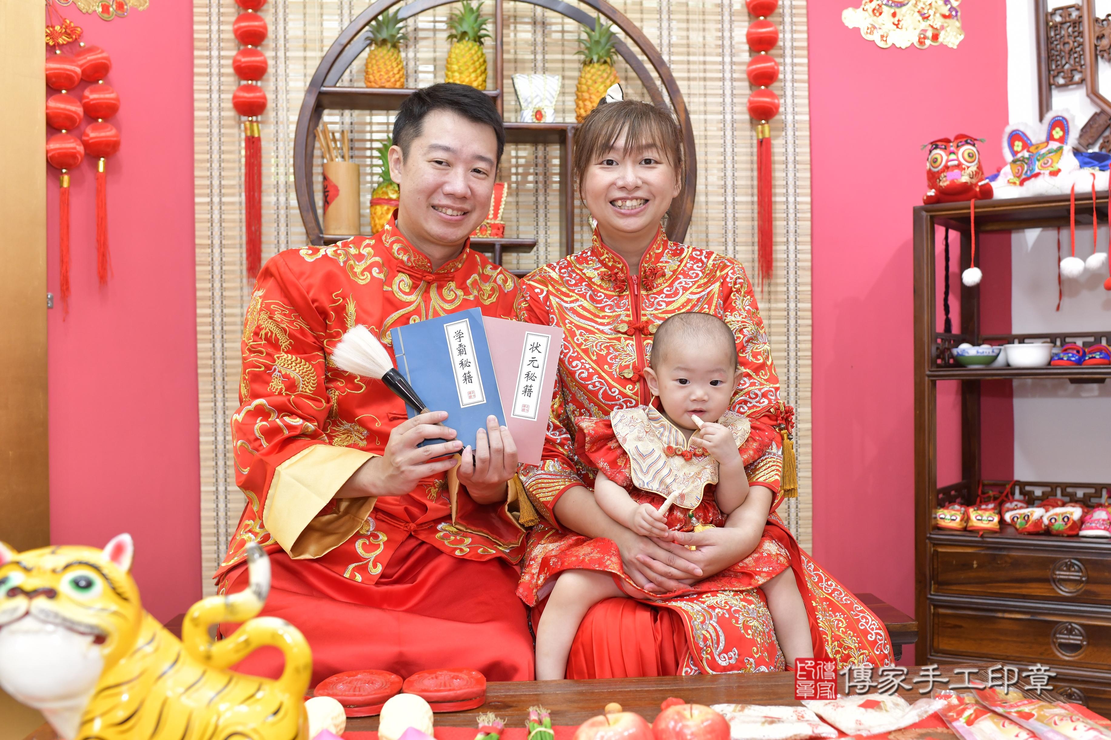 傳家手工印章新竹店、抓周、度脺、美式風會場、傳家嬰兒古禮、吉祥話、抓周道具物品24種、拍照。抓周證書。寶寶抓周、滿周歲、生日快樂、祝福