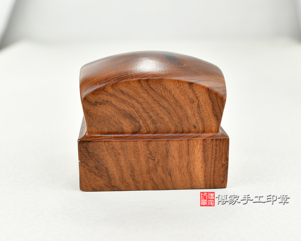 傳家手工印章實際成品：紫檀濟公廟章  (尺寸長寬7.5x10公分，高度8.5公分)
