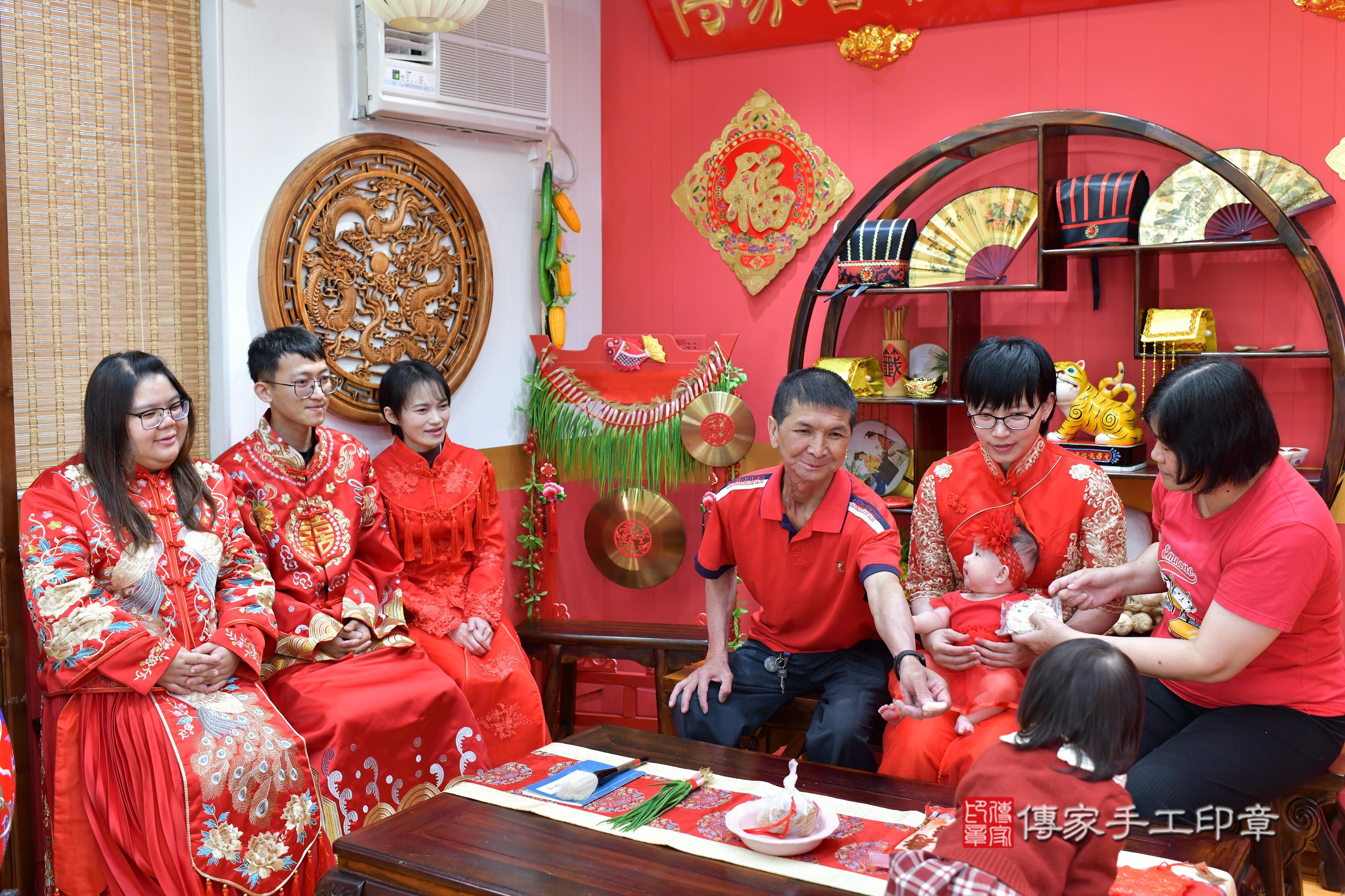 傳家手工印章桃園店、抓周、度脺、美式風會場、傳家嬰兒古禮、吉祥話、抓周道具物品24種、拍照。抓周證書。寶寶抓周、滿周歲、生日快樂、祝福