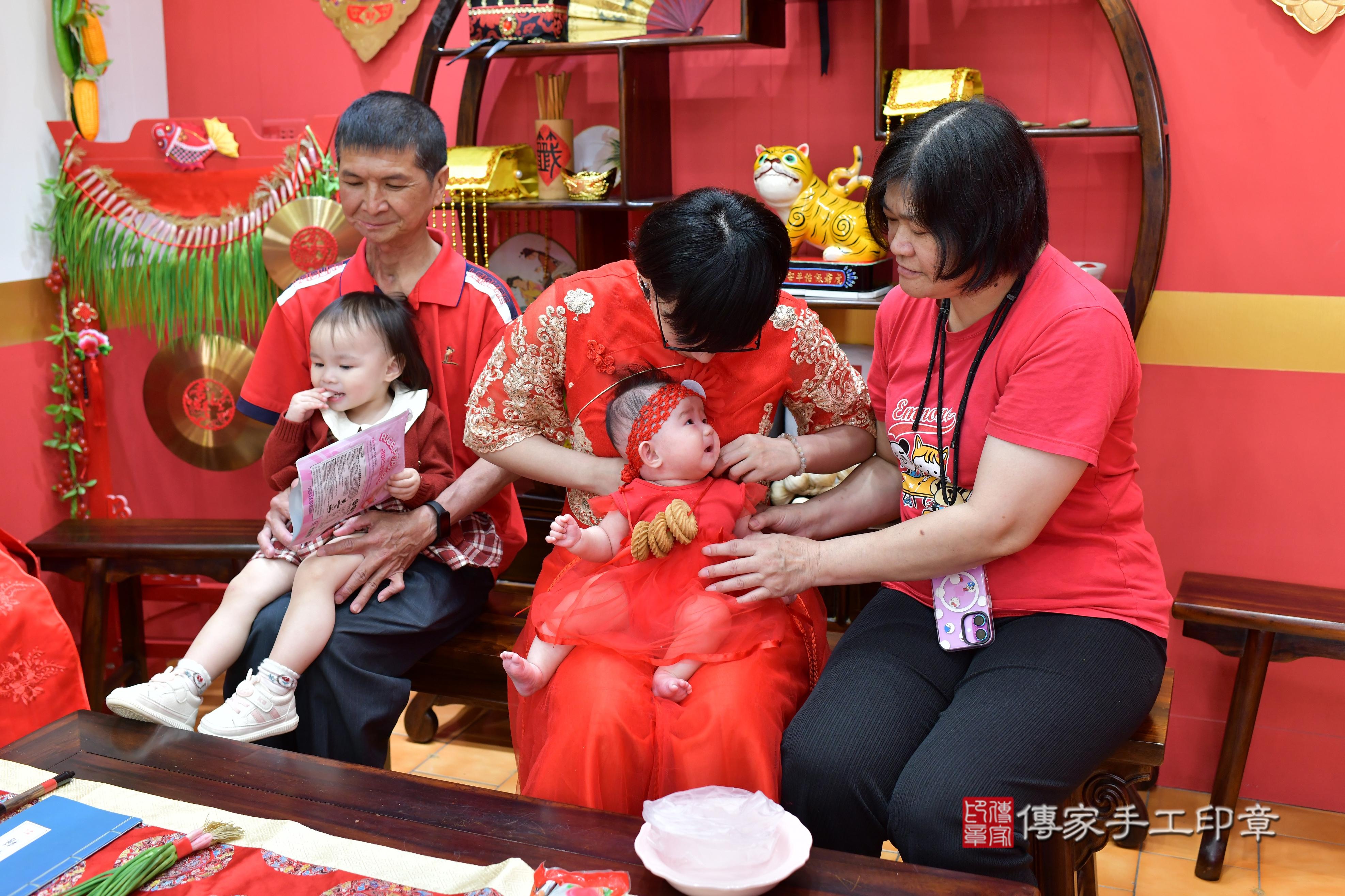 傳家手工印章桃園店、抓周、度脺、美式風會場、傳家嬰兒古禮、吉祥話、抓周道具物品24種、拍照。抓周證書。寶寶抓周、滿周歲、生日快樂、祝福