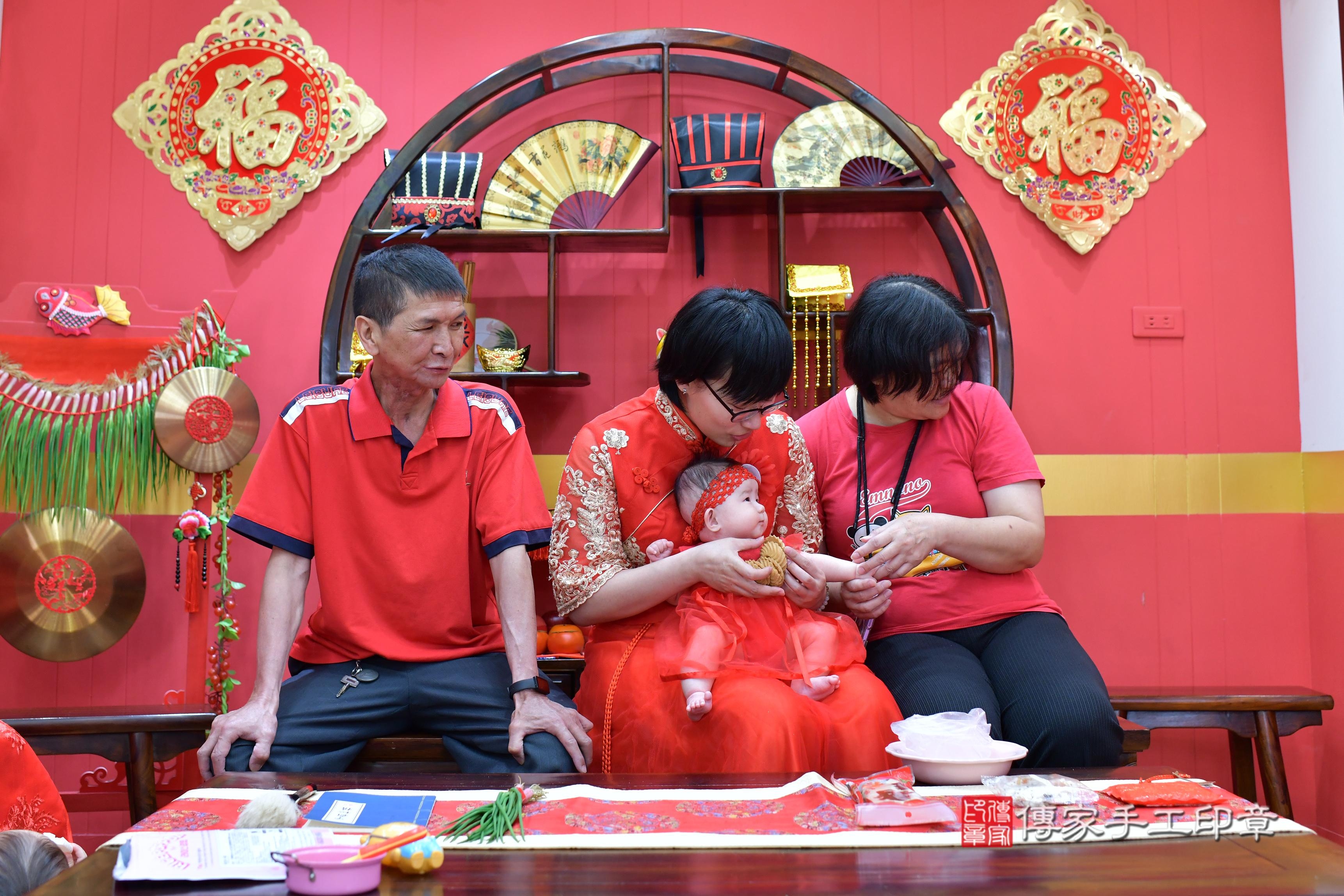 傳家手工印章桃園店、抓周、度脺、美式風會場、傳家嬰兒古禮、吉祥話、抓周道具物品24種、拍照。抓周證書。寶寶抓周、滿周歲、生日快樂、祝福