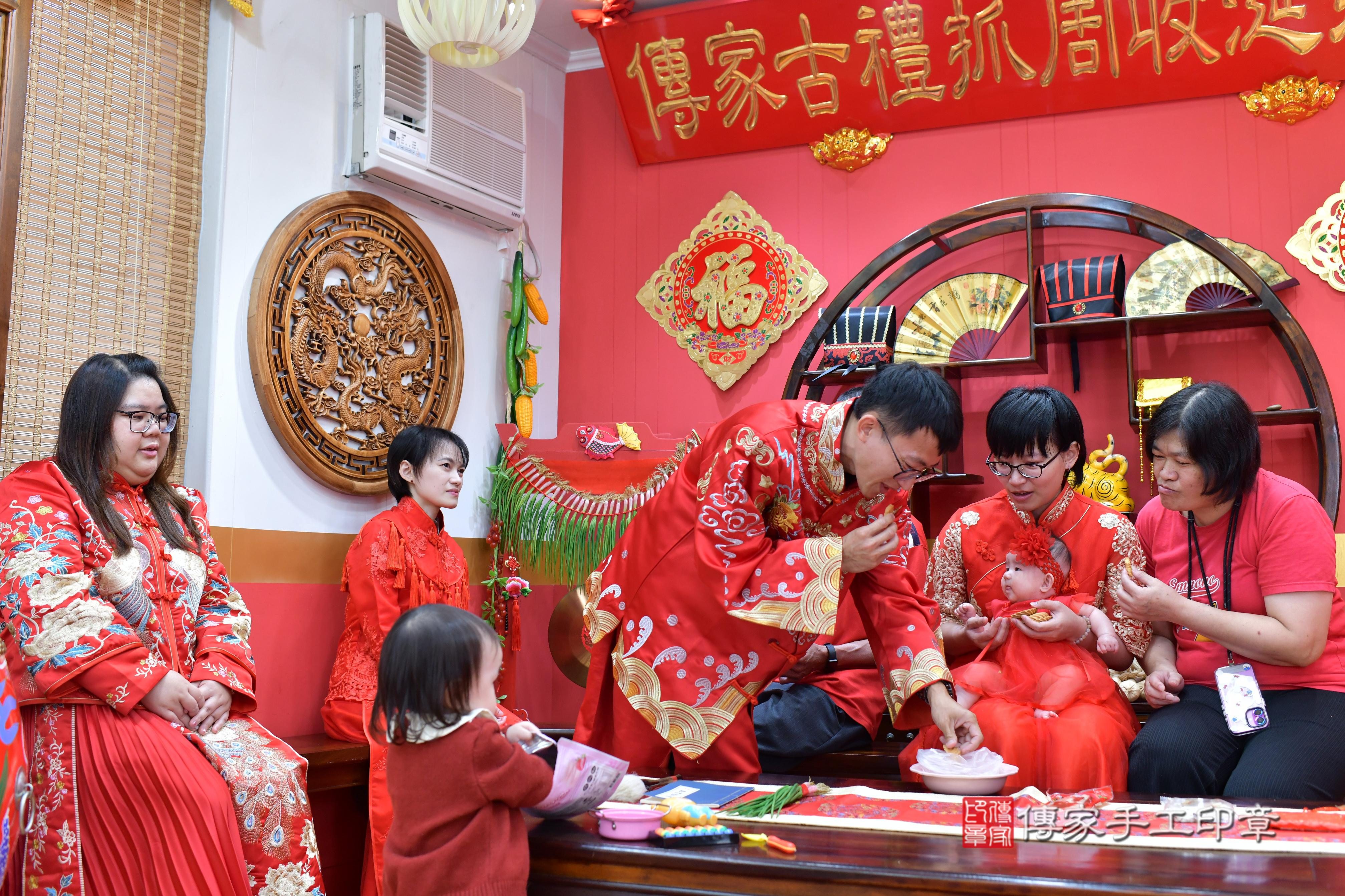傳家手工印章桃園店、抓周、度脺、美式風會場、傳家嬰兒古禮、吉祥話、抓周道具物品24種、拍照。抓周證書。寶寶抓周、滿周歲、生日快樂、祝福