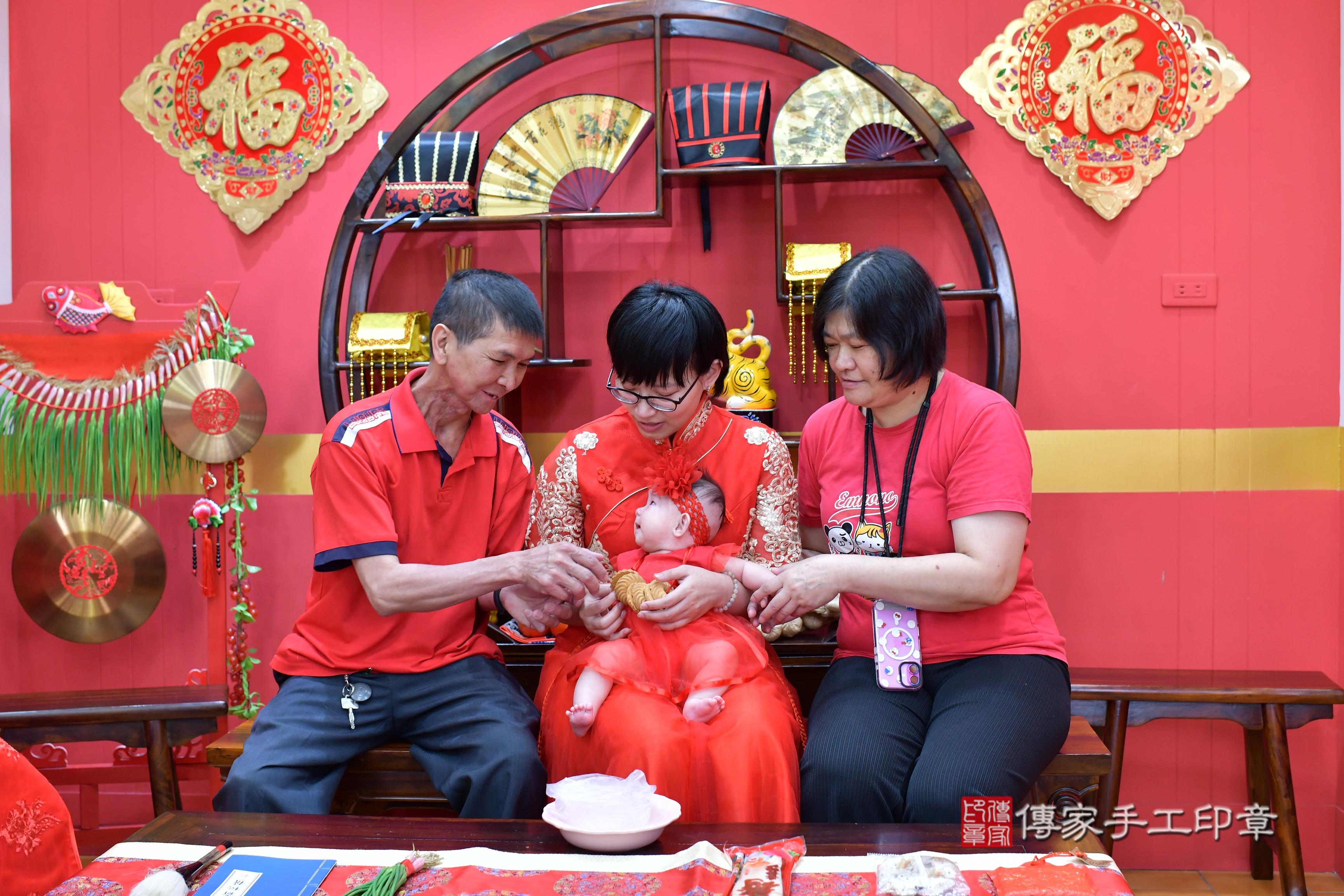 傳家手工印章桃園店、抓周、度脺、美式風會場、傳家嬰兒古禮、吉祥話、抓周道具物品24種、拍照。抓周證書。寶寶抓周、滿周歲、生日快樂、祝福