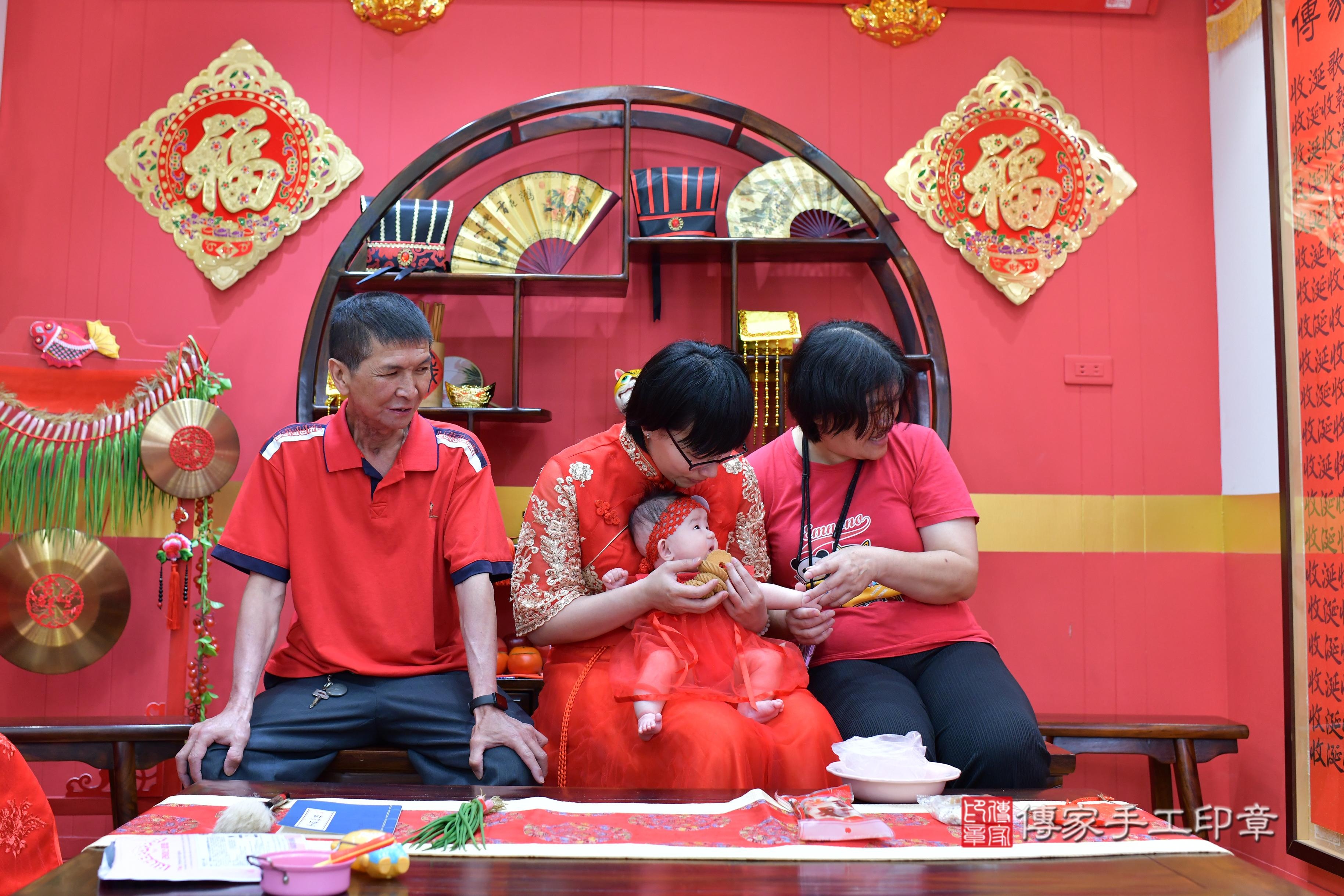 傳家手工印章桃園店、抓周、度脺、美式風會場、傳家嬰兒古禮、吉祥話、抓周道具物品24種、拍照。抓周證書。寶寶抓周、滿周歲、生日快樂、祝福