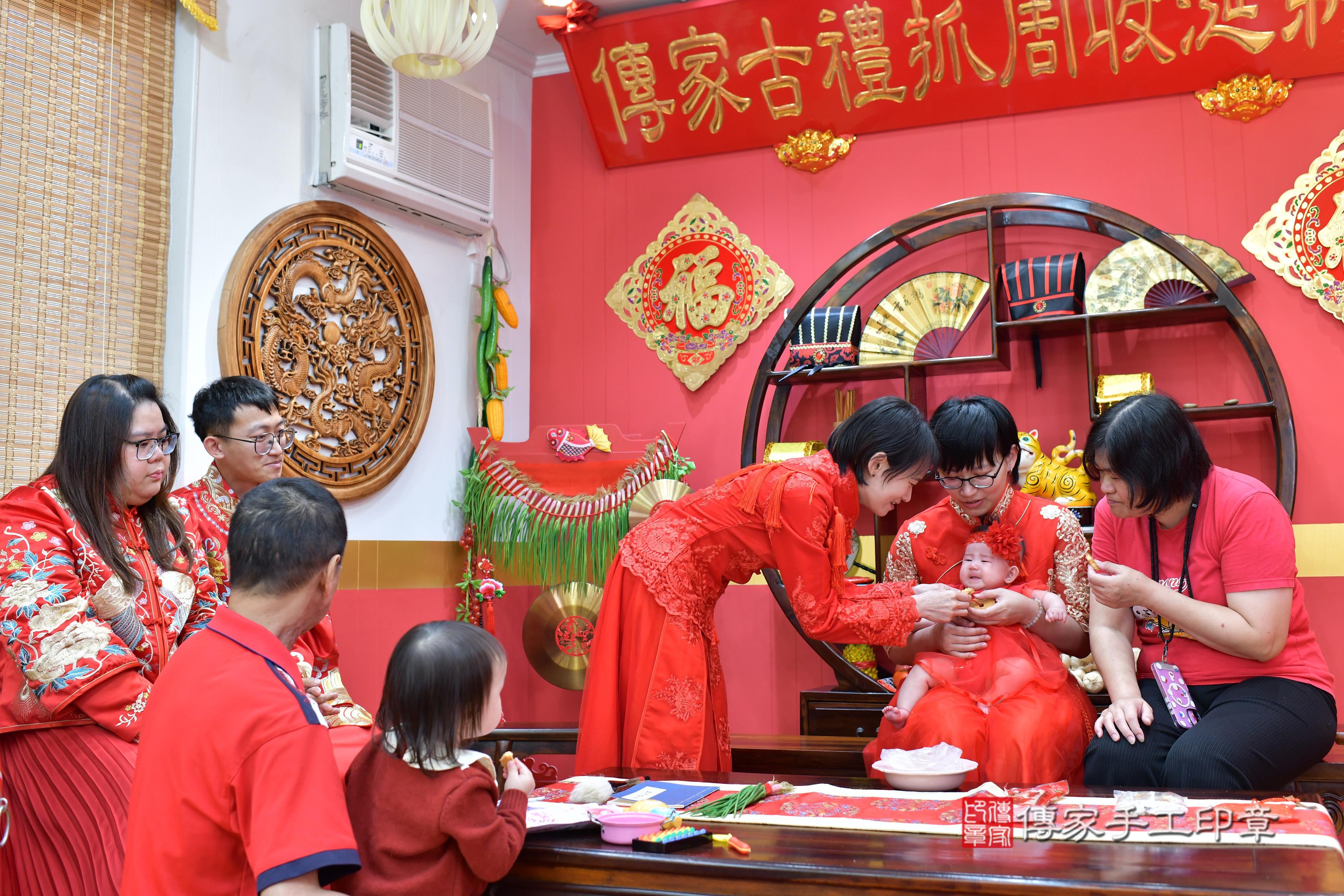 傳家手工印章桃園店、抓周、度脺、美式風會場、傳家嬰兒古禮、吉祥話、抓周道具物品24種、拍照。抓周證書。寶寶抓周、滿周歲、生日快樂、祝福