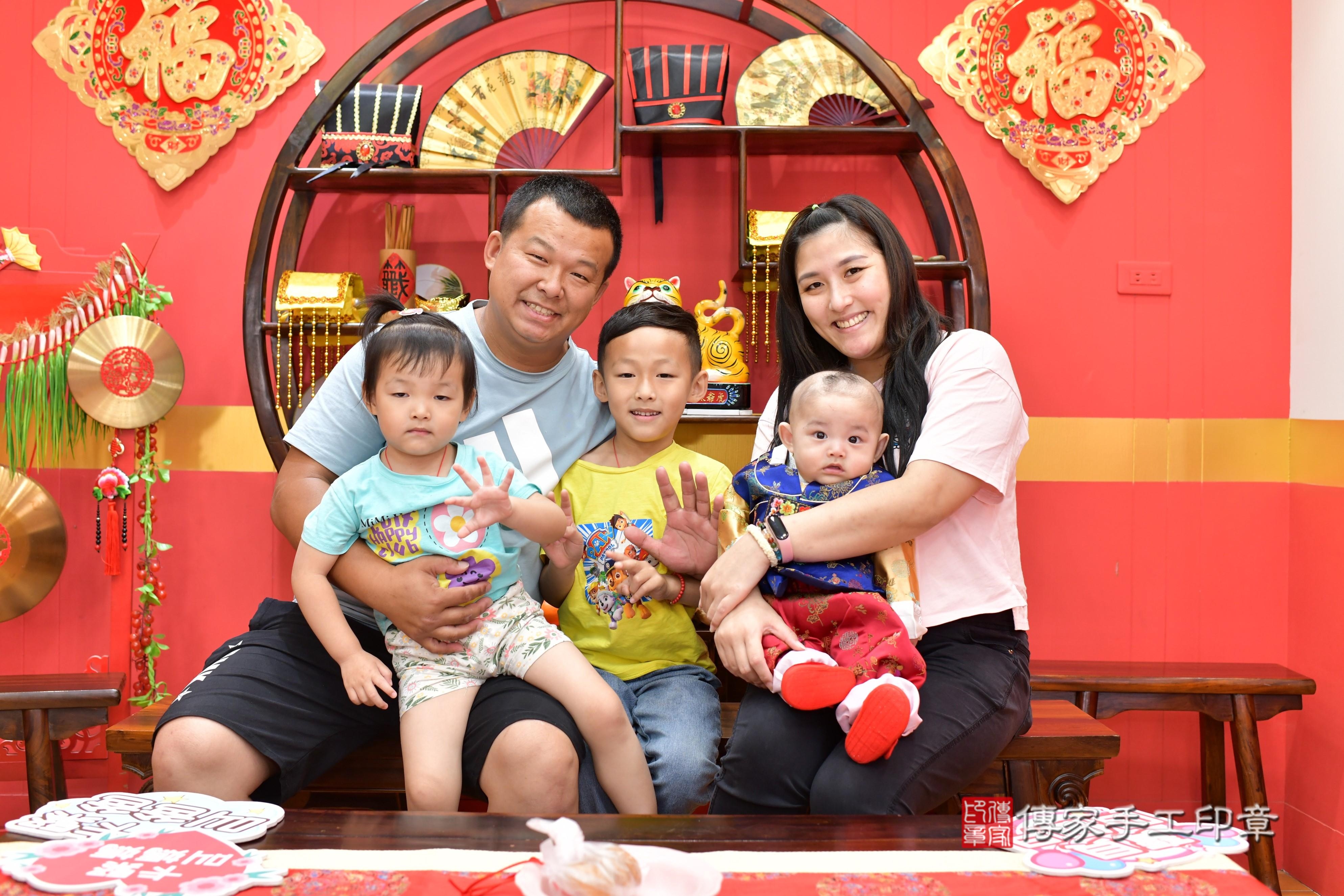 傳家手工印章桃園店、抓周、度脺、美式風會場、傳家嬰兒古禮、吉祥話、抓周道具物品24種、拍照。抓周證書。寶寶抓周、滿周歲、生日快樂、祝福