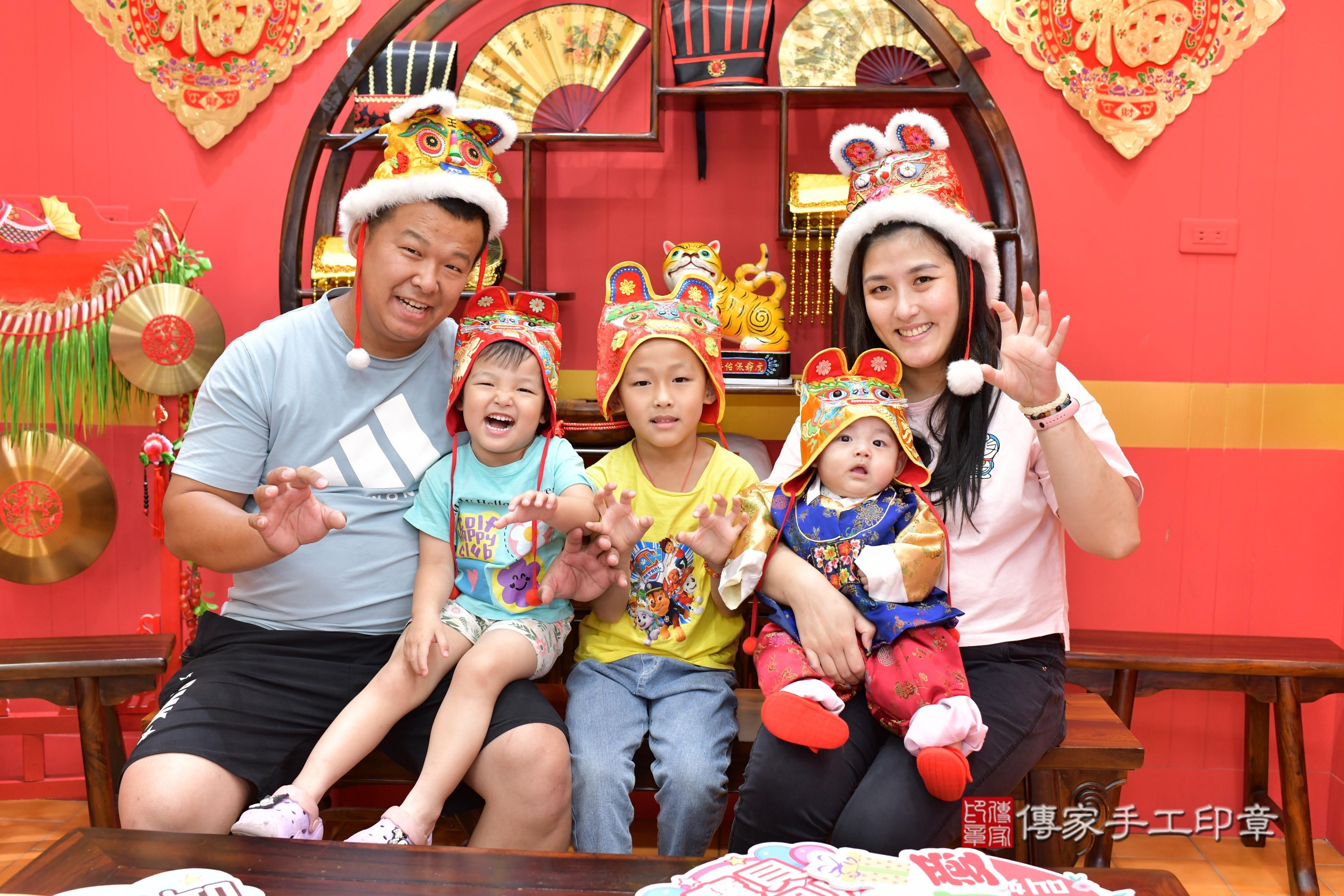 傳家手工印章桃園店、抓周、度脺、美式風會場、傳家嬰兒古禮、吉祥話、抓周道具物品24種、拍照。抓周證書。寶寶抓周、滿周歲、生日快樂、祝福