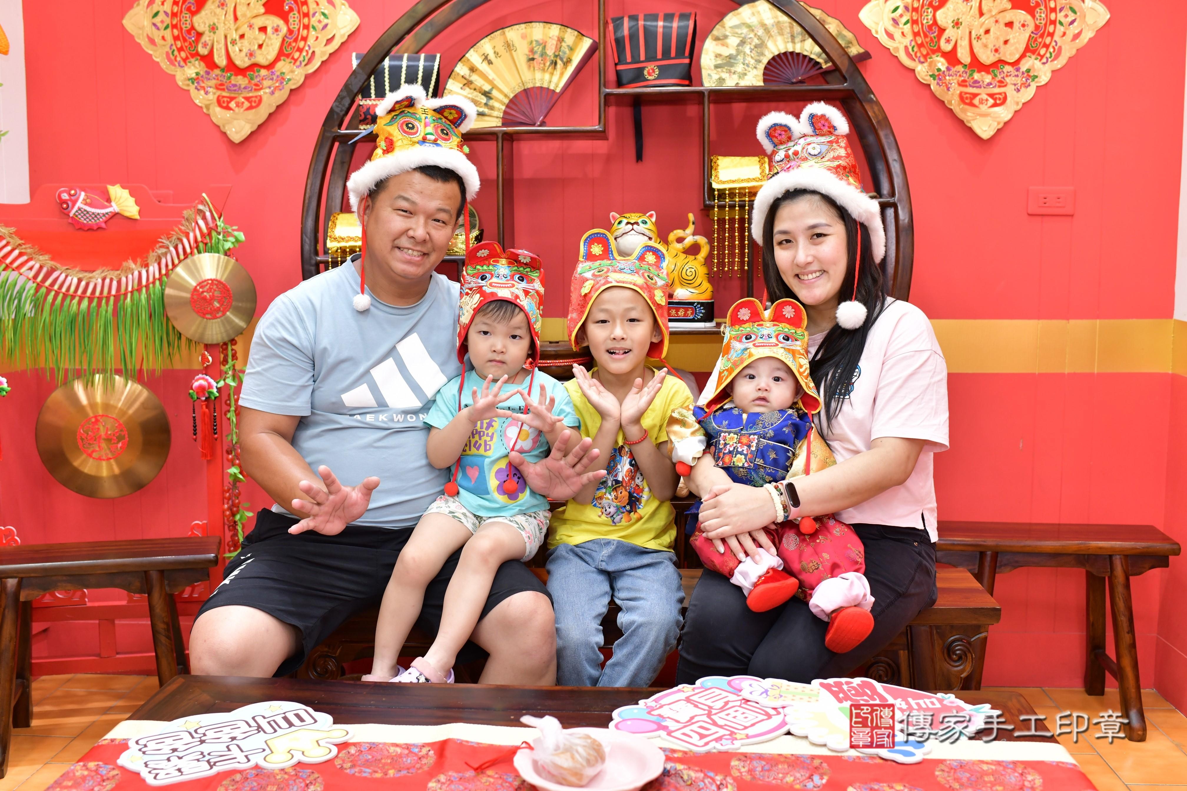 傳家手工印章桃園店、抓周、度脺、美式風會場、傳家嬰兒古禮、吉祥話、抓周道具物品24種、拍照。抓周證書。寶寶抓周、滿周歲、生日快樂、祝福