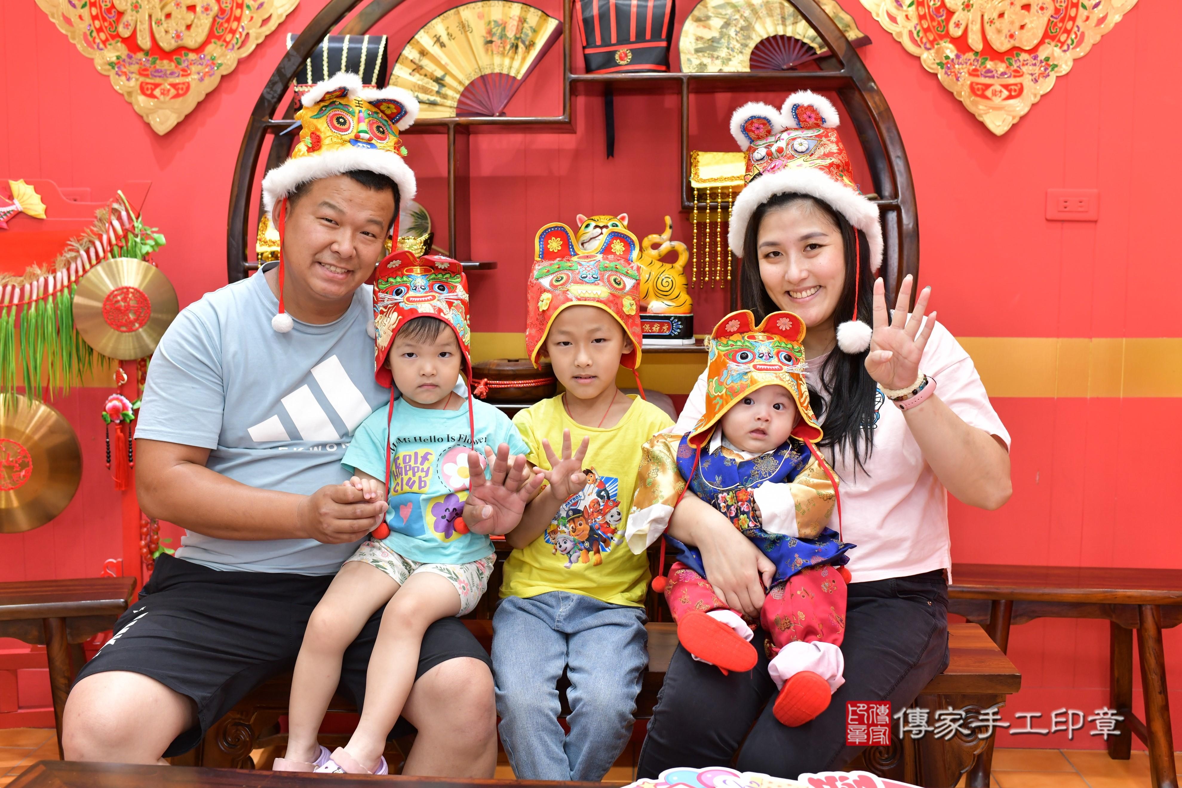 傳家手工印章桃園店、抓周、度脺、美式風會場、傳家嬰兒古禮、吉祥話、抓周道具物品24種、拍照。抓周證書。寶寶抓周、滿周歲、生日快樂、祝福