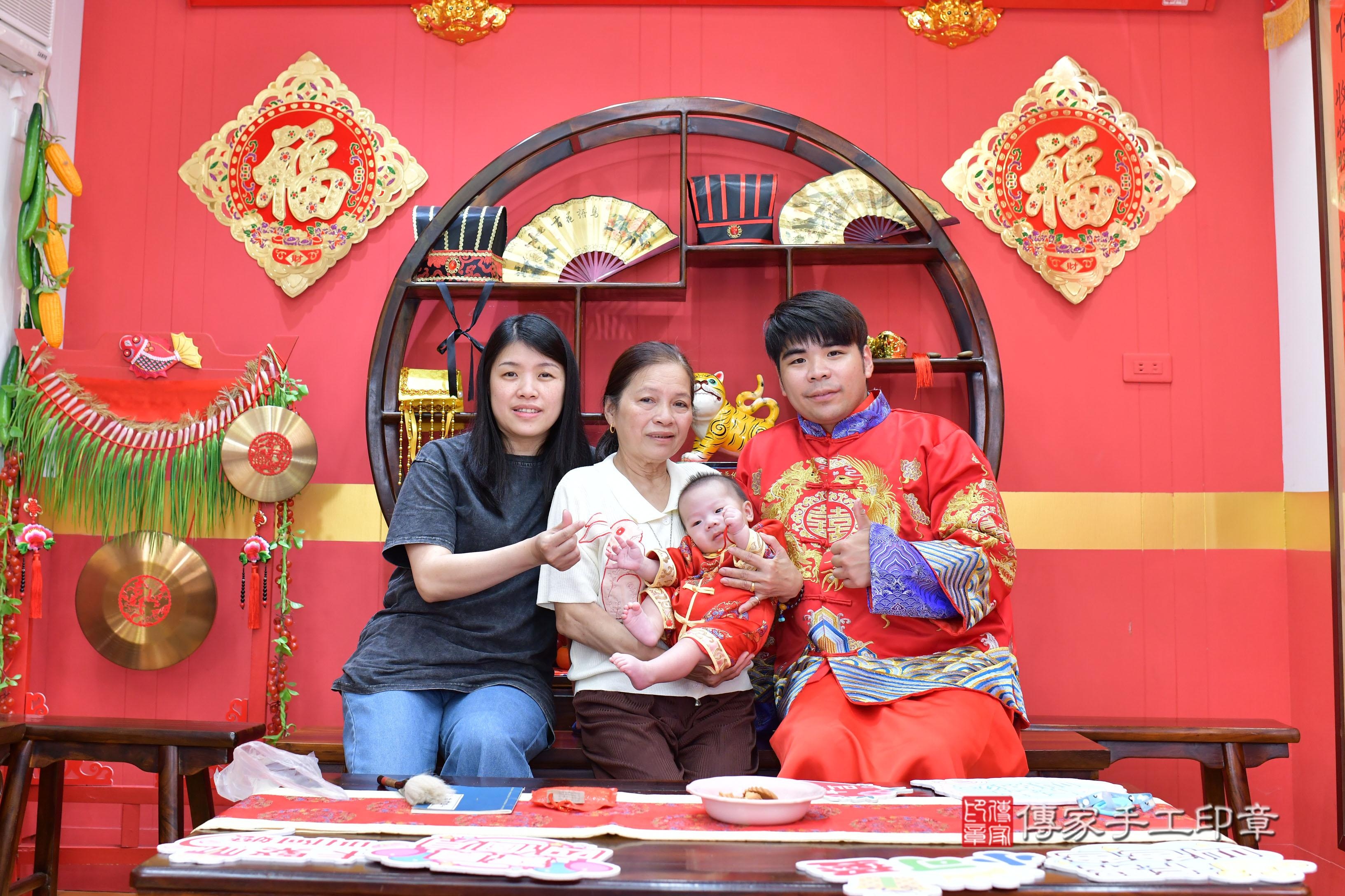 傳家手工印章桃園店、抓周、度脺、美式風會場、傳家嬰兒古禮、吉祥話、抓周道具物品24種、拍照。抓周證書。寶寶抓周、滿周歲、生日快樂、祝福