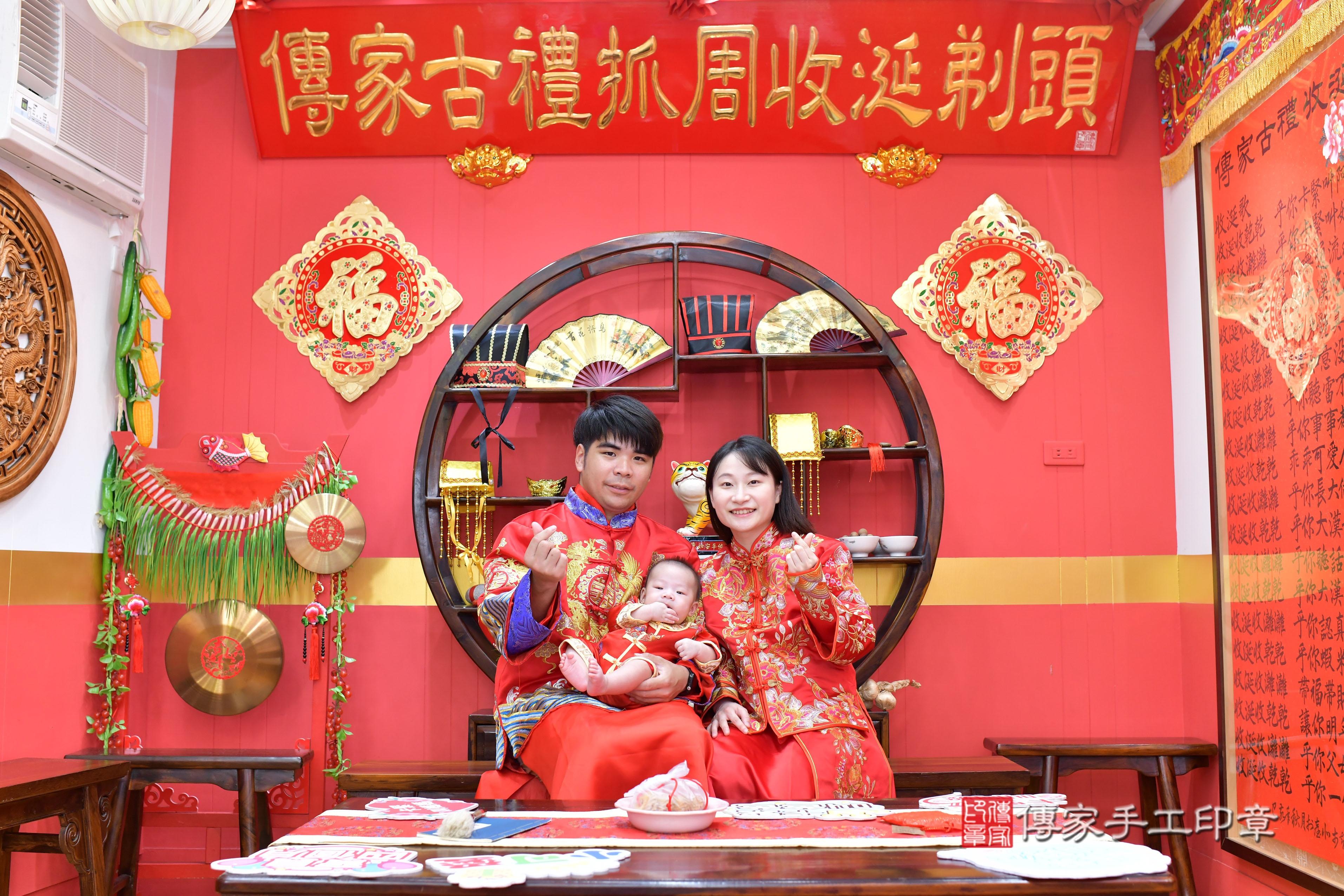 傳家手工印章桃園店、抓周、度脺、美式風會場、傳家嬰兒古禮、吉祥話、抓周道具物品24種、拍照。抓周證書。寶寶抓周、滿周歲、生日快樂、祝福