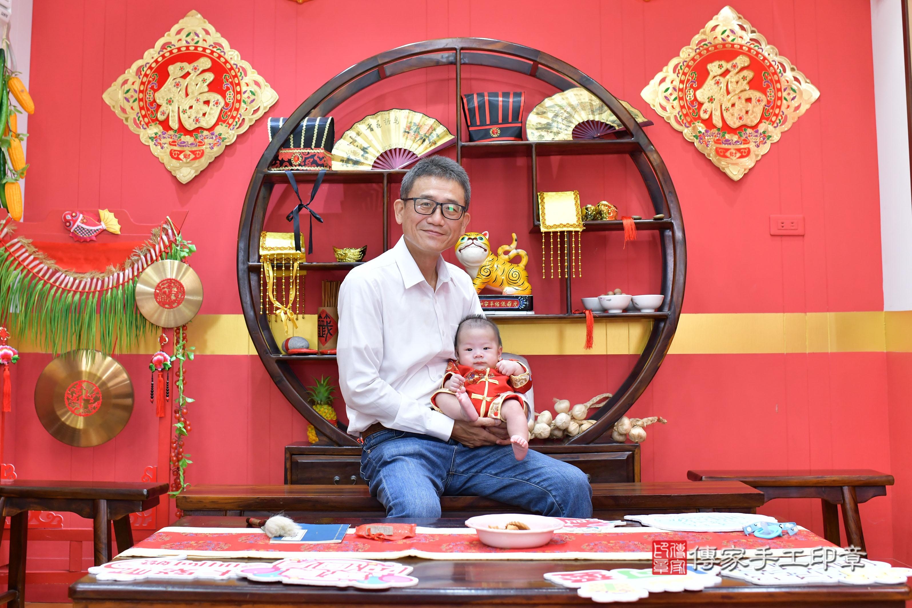 傳家手工印章桃園店、抓周、度脺、美式風會場、傳家嬰兒古禮、吉祥話、抓周道具物品24種、拍照。抓周證書。寶寶抓周、滿周歲、生日快樂、祝福