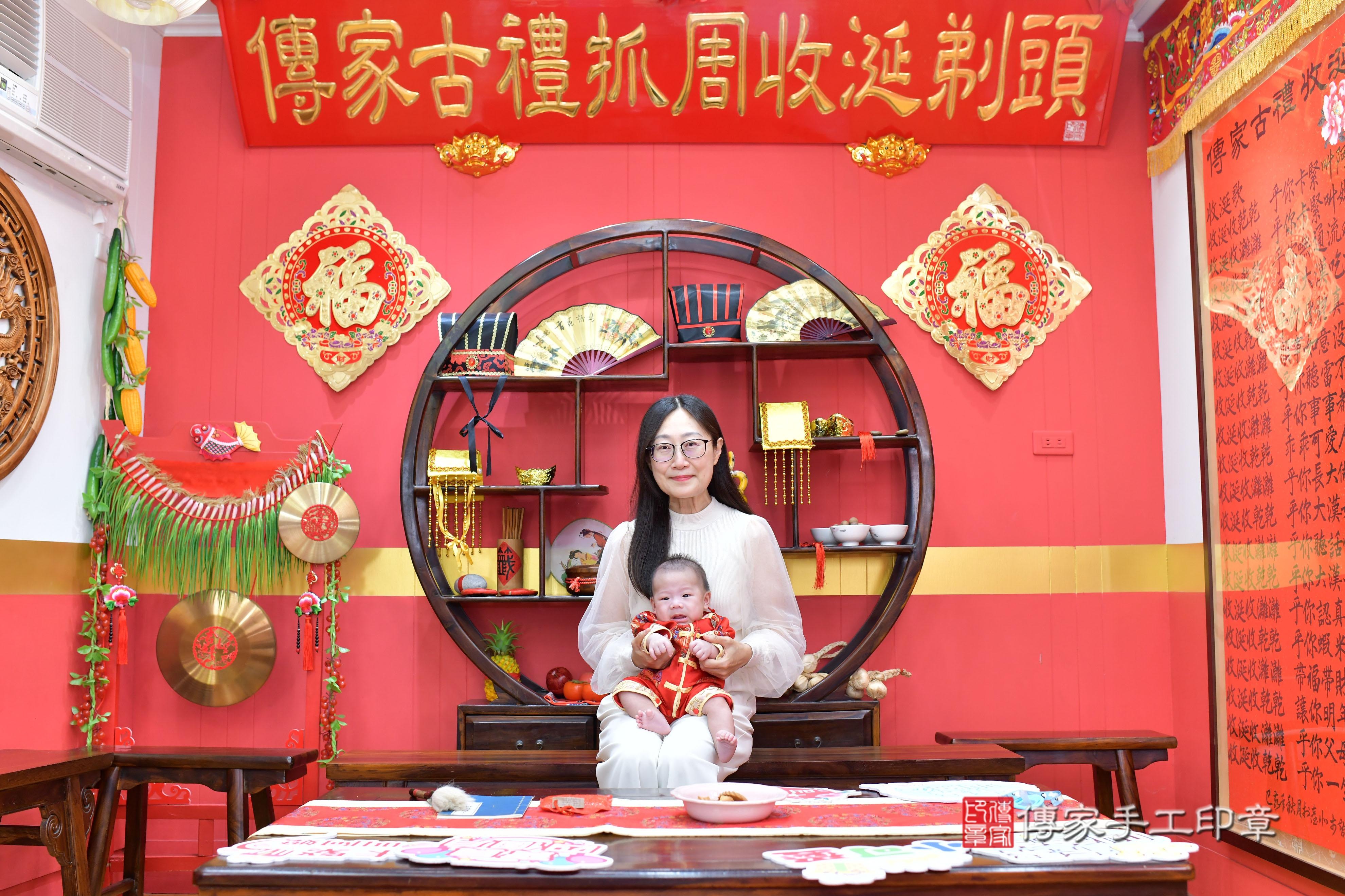 傳家手工印章桃園店、抓周、度脺、美式風會場、傳家嬰兒古禮、吉祥話、抓周道具物品24種、拍照。抓周證書。寶寶抓周、滿周歲、生日快樂、祝福