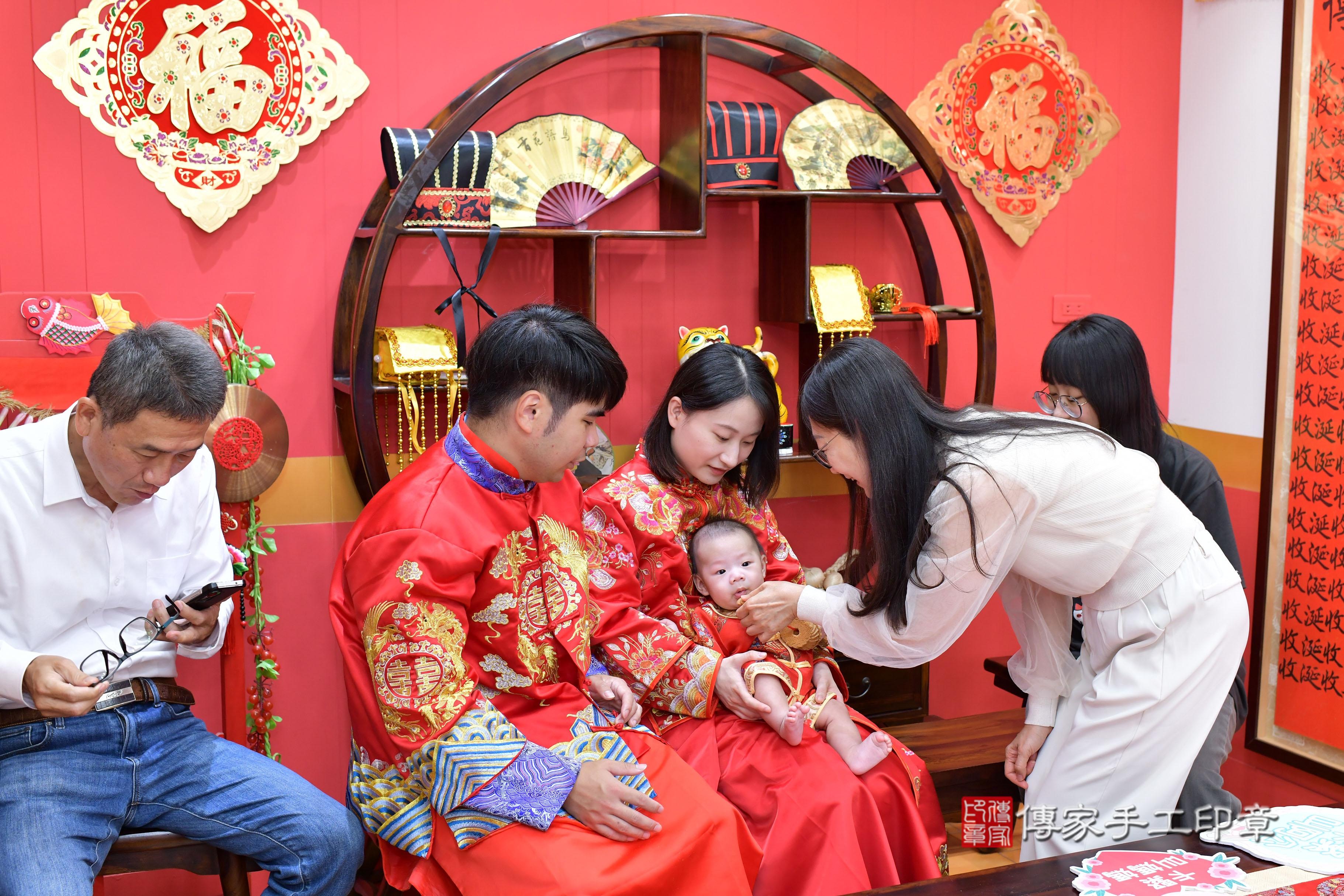 傳家手工印章桃園店、抓周、度脺、美式風會場、傳家嬰兒古禮、吉祥話、抓周道具物品24種、拍照。抓周證書。寶寶抓周、滿周歲、生日快樂、祝福