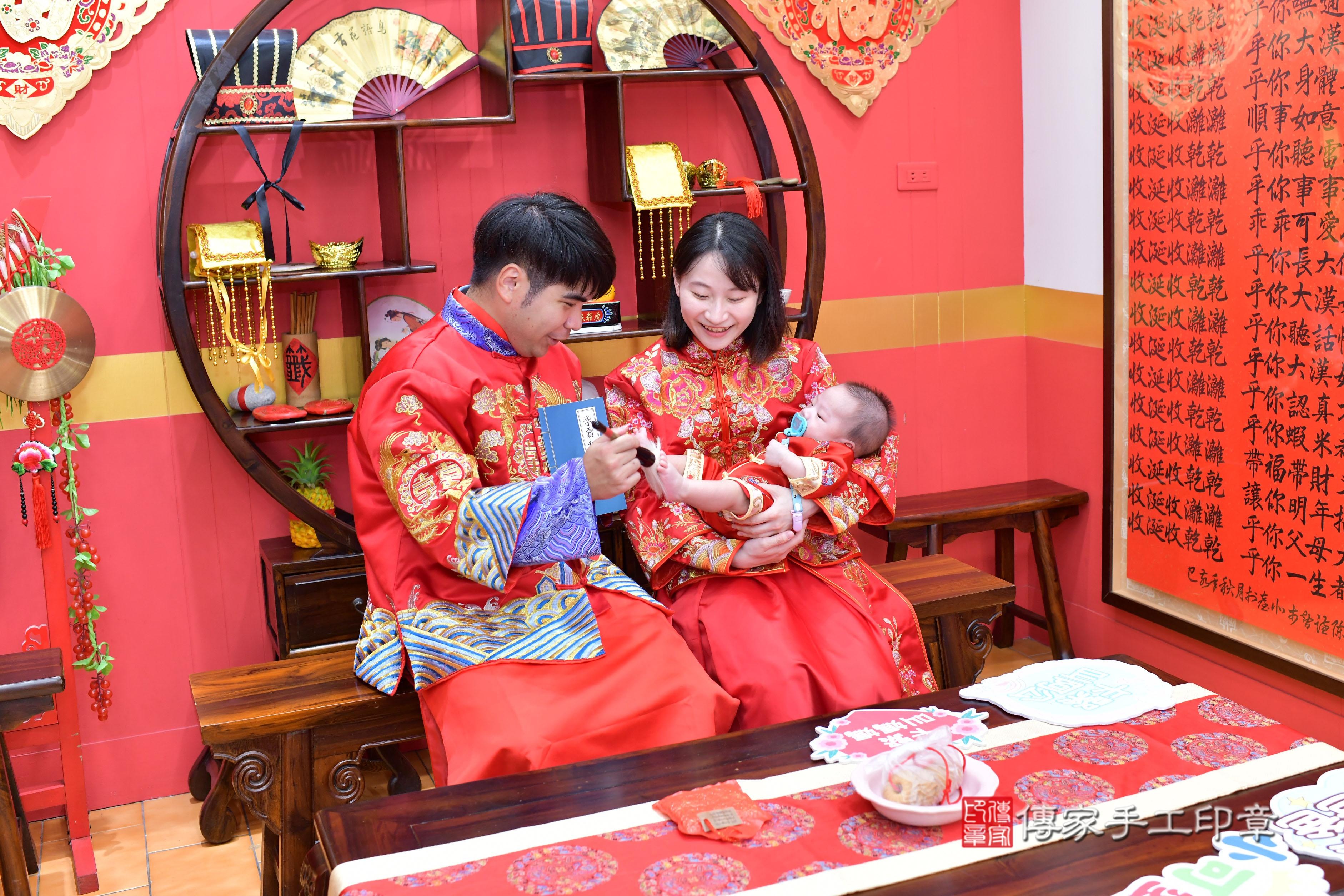 傳家手工印章桃園店、抓周、度脺、美式風會場、傳家嬰兒古禮、吉祥話、抓周道具物品24種、拍照。抓周證書。寶寶抓周、滿周歲、生日快樂、祝福