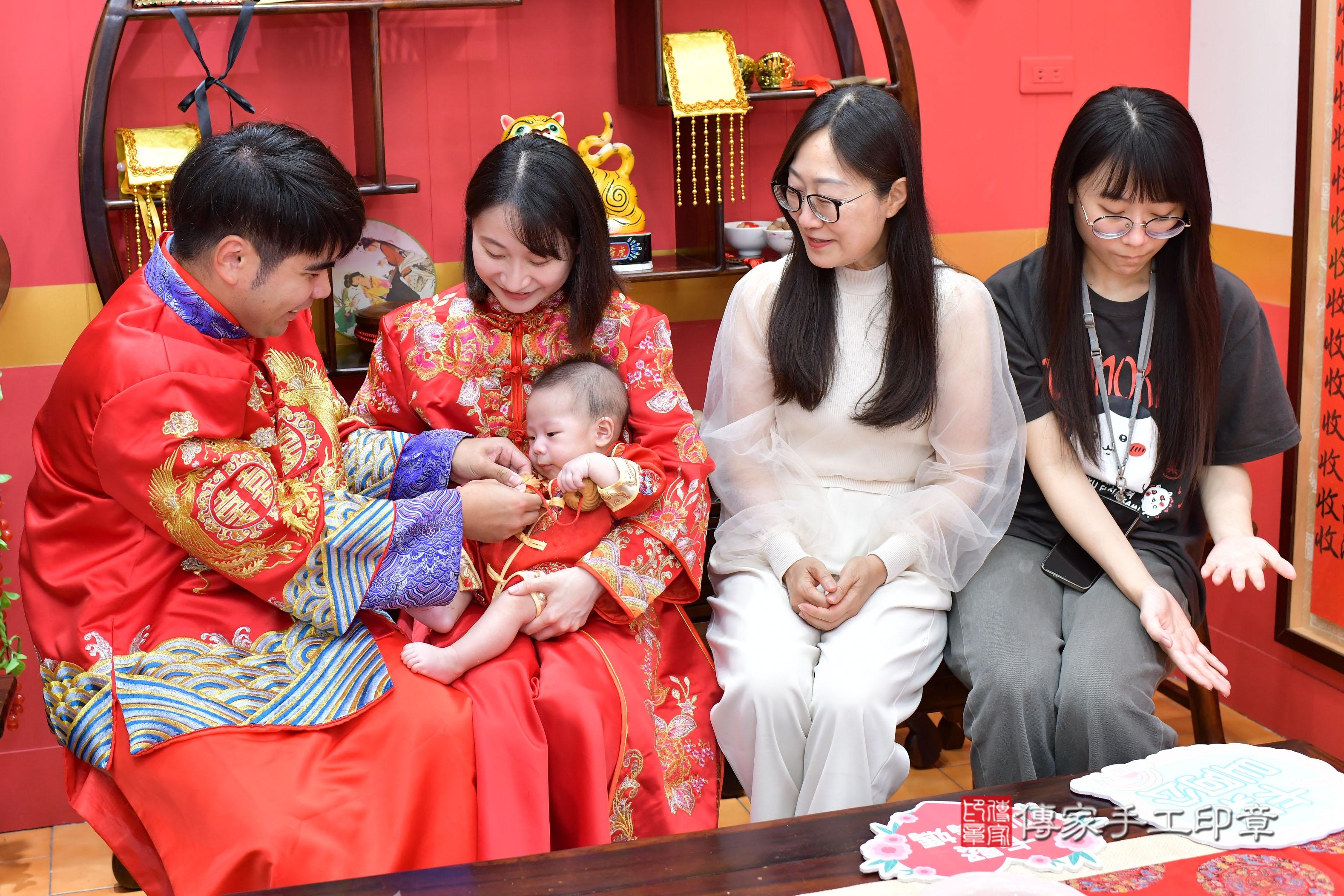 傳家手工印章桃園店、抓周、度脺、美式風會場、傳家嬰兒古禮、吉祥話、抓周道具物品24種、拍照。抓周證書。寶寶抓周、滿周歲、生日快樂、祝福