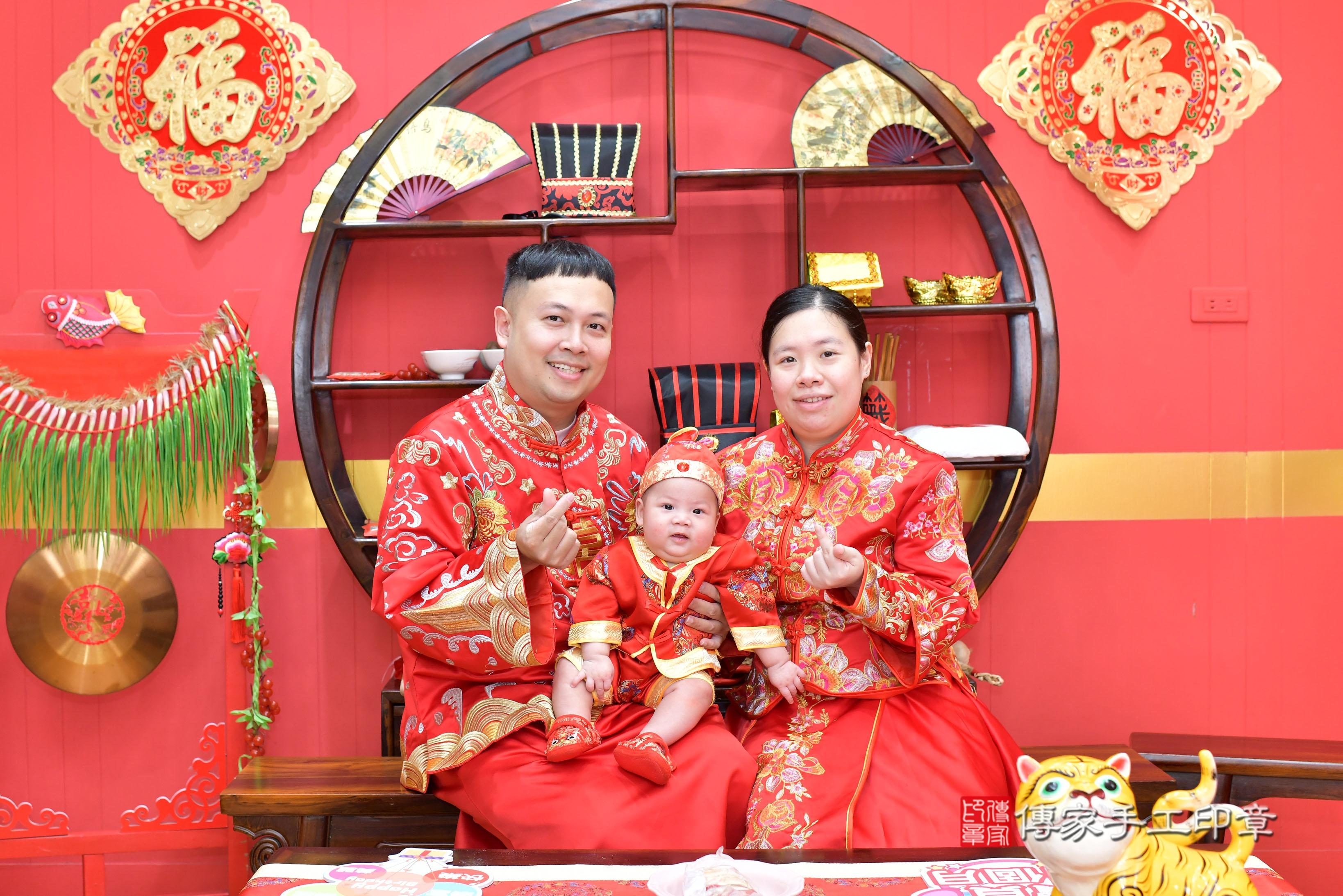 傳家手工印章桃園店、抓周、度脺、美式風會場、傳家嬰兒古禮、吉祥話、抓周道具物品24種、拍照。抓周證書。寶寶抓周、滿周歲、生日快樂、祝福