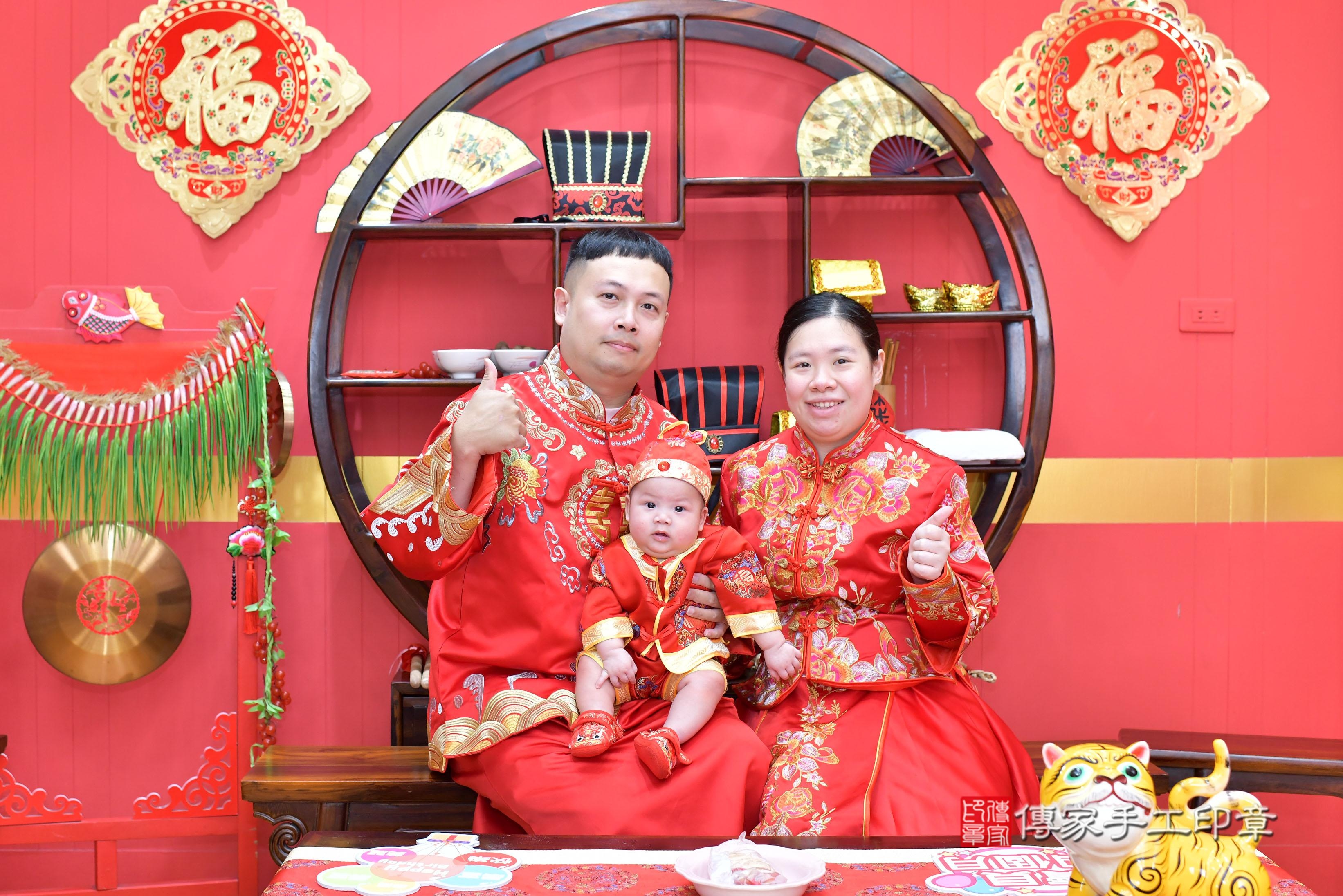 傳家手工印章桃園店、抓周、度脺、美式風會場、傳家嬰兒古禮、吉祥話、抓周道具物品24種、拍照。抓周證書。寶寶抓周、滿周歲、生日快樂、祝福