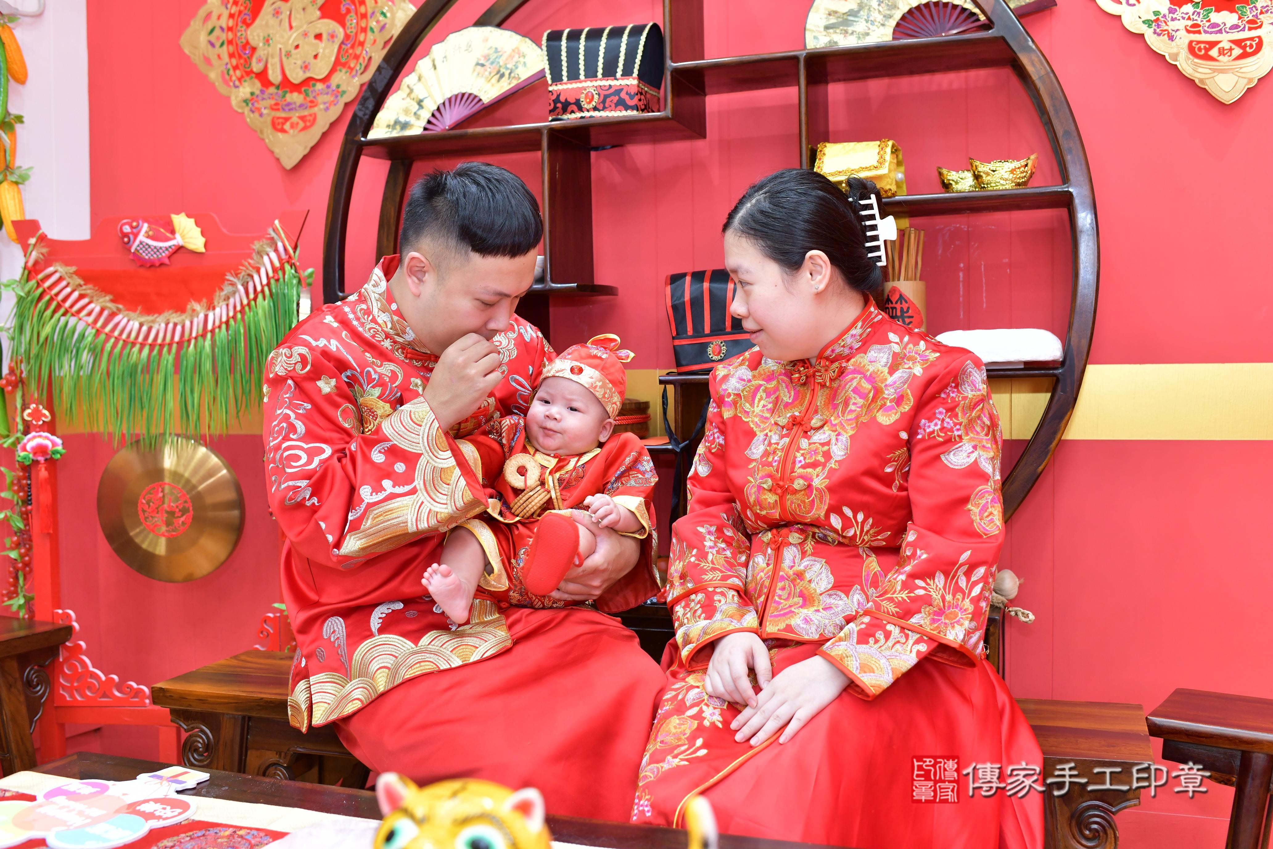 傳家手工印章桃園店、抓周、度脺、美式風會場、傳家嬰兒古禮、吉祥話、抓周道具物品24種、拍照。抓周證書。寶寶抓周、滿周歲、生日快樂、祝福