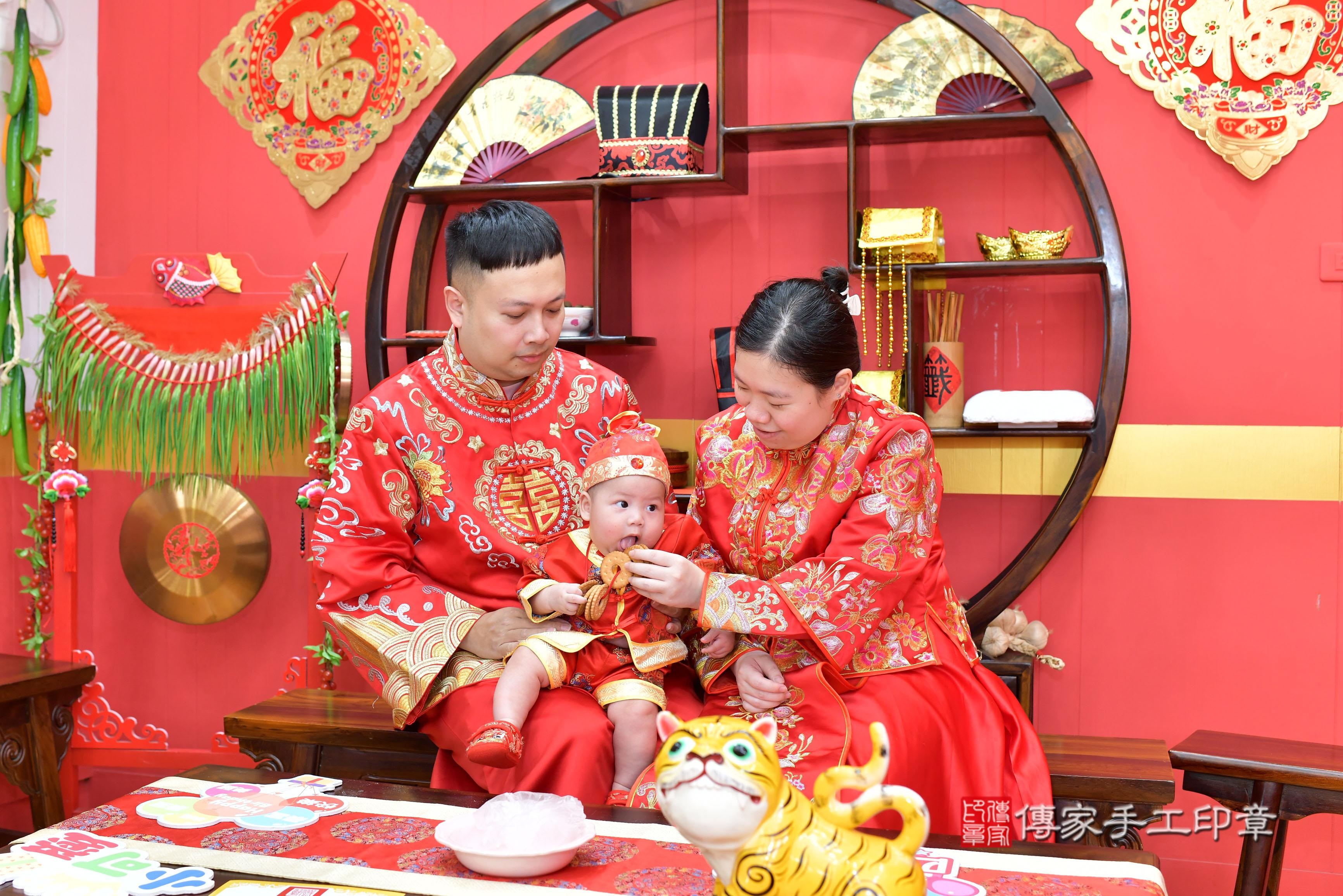 傳家手工印章桃園店、抓周、度脺、美式風會場、傳家嬰兒古禮、吉祥話、抓周道具物品24種、拍照。抓周證書。寶寶抓周、滿周歲、生日快樂、祝福