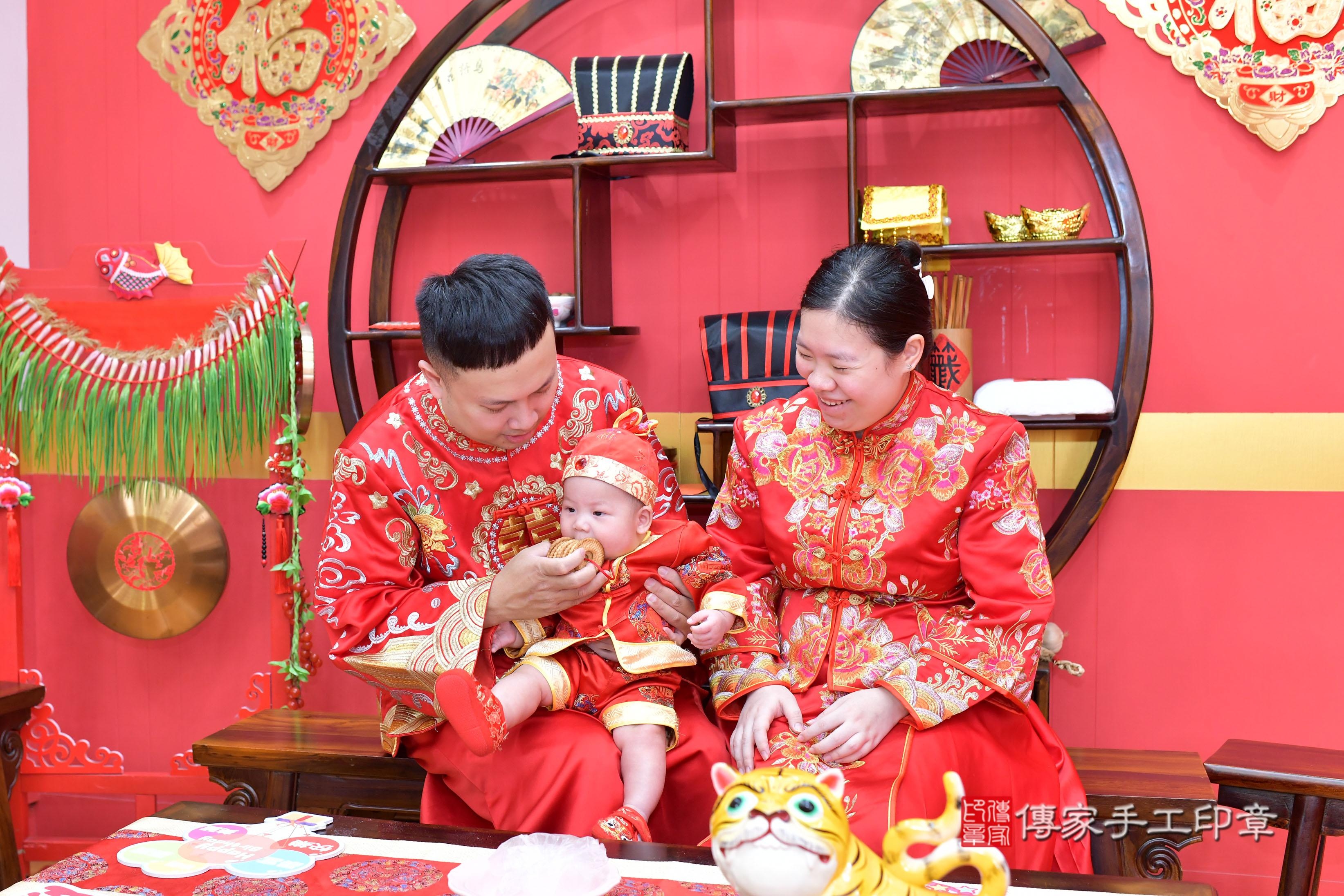 傳家手工印章桃園店、抓周、度脺、美式風會場、傳家嬰兒古禮、吉祥話、抓周道具物品24種、拍照。抓周證書。寶寶抓周、滿周歲、生日快樂、祝福