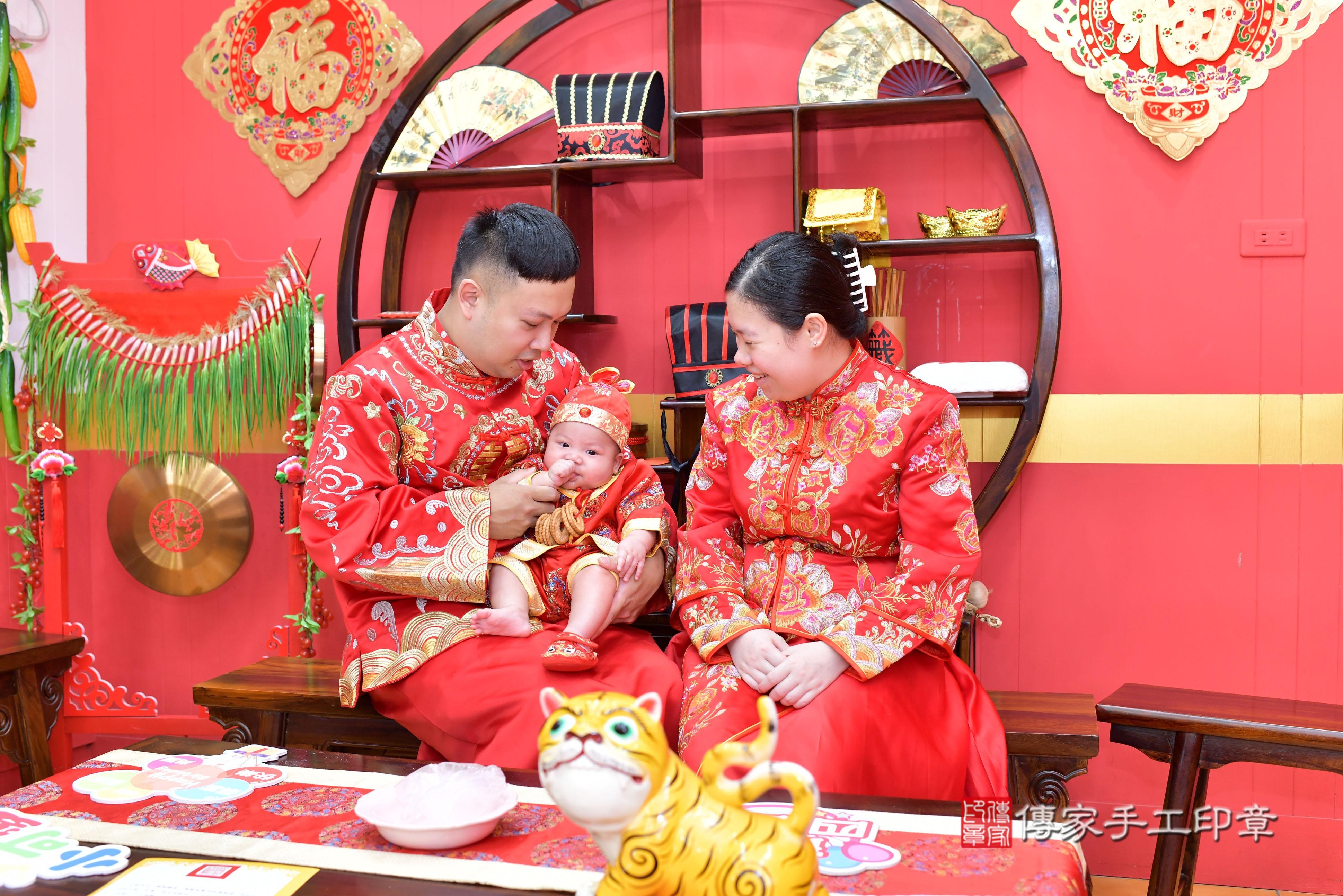 傳家手工印章桃園店、抓周、度脺、美式風會場、傳家嬰兒古禮、吉祥話、抓周道具物品24種、拍照。抓周證書。寶寶抓周、滿周歲、生日快樂、祝福
