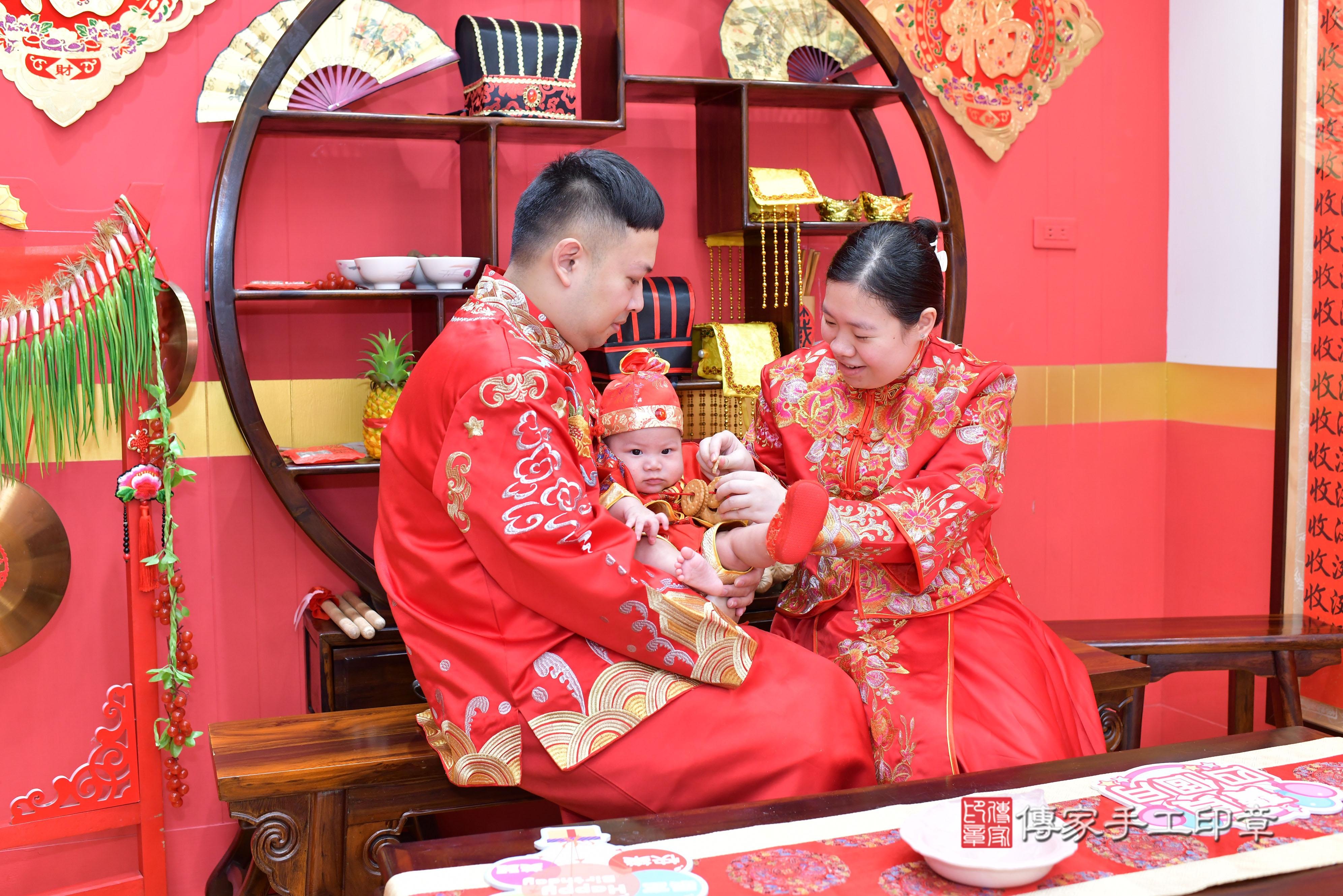 傳家手工印章桃園店、抓周、度脺、美式風會場、傳家嬰兒古禮、吉祥話、抓周道具物品24種、拍照。抓周證書。寶寶抓周、滿周歲、生日快樂、祝福