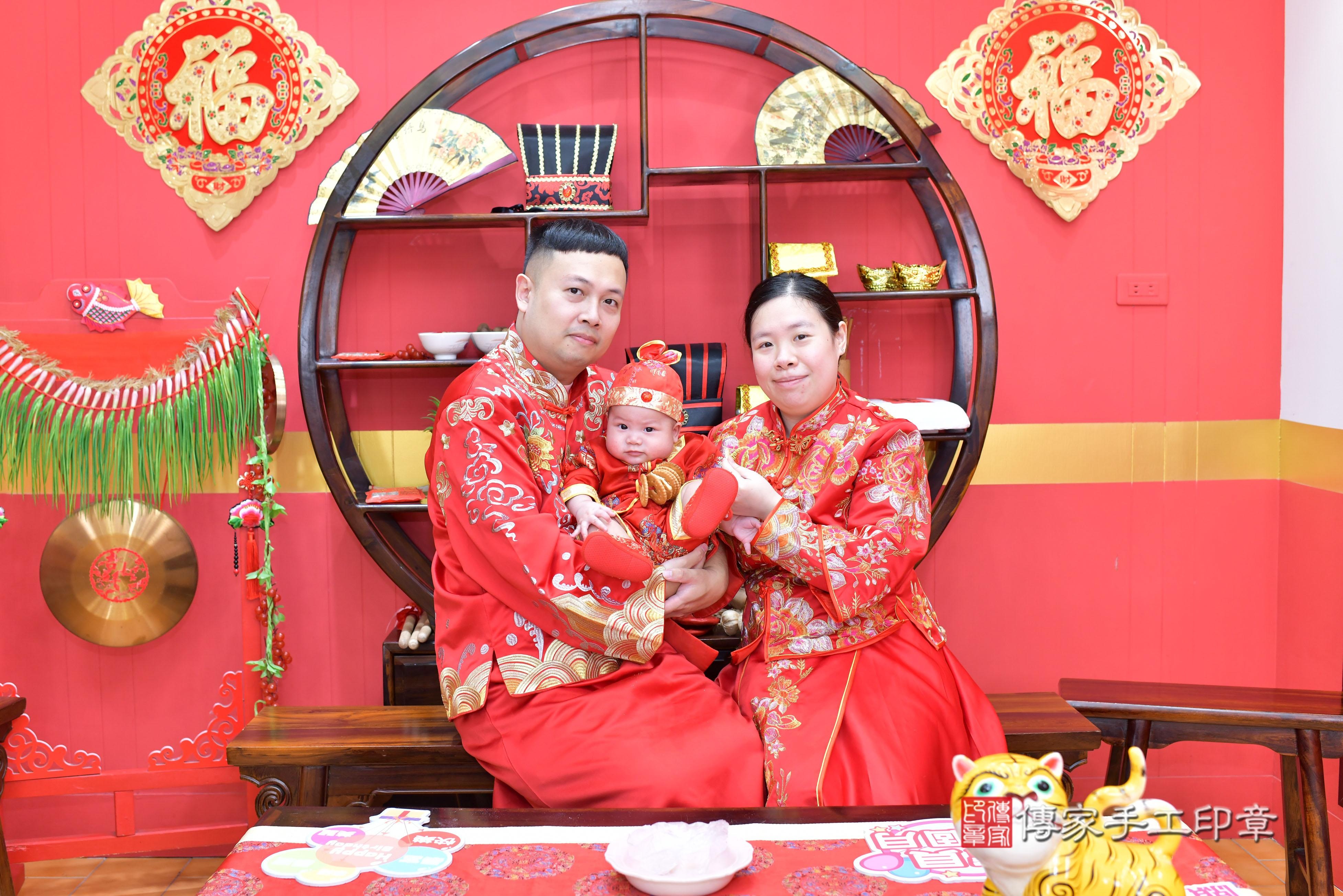 傳家手工印章桃園店、抓周、度脺、美式風會場、傳家嬰兒古禮、吉祥話、抓周道具物品24種、拍照。抓周證書。寶寶抓周、滿周歲、生日快樂、祝福